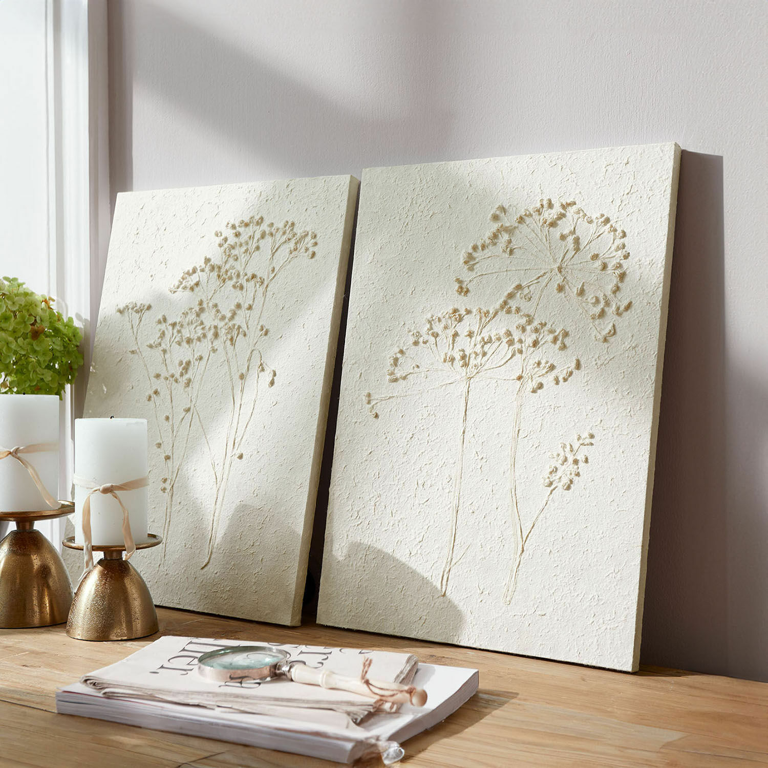 Afbeelding set van 2 Tiloren Decoratieve crèmekleurige wandpanelen met plantenreliëf op lichte houten tafel