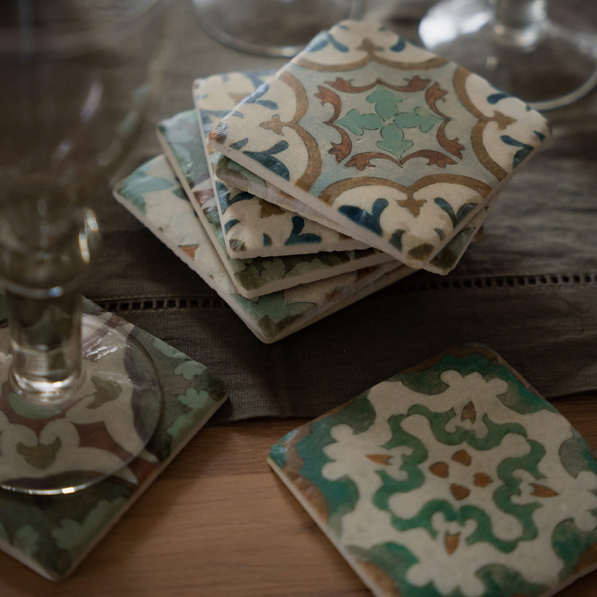 Set keramische onderzetters met vintage patroon in groen- en bruintinten ter bescherming van meubels