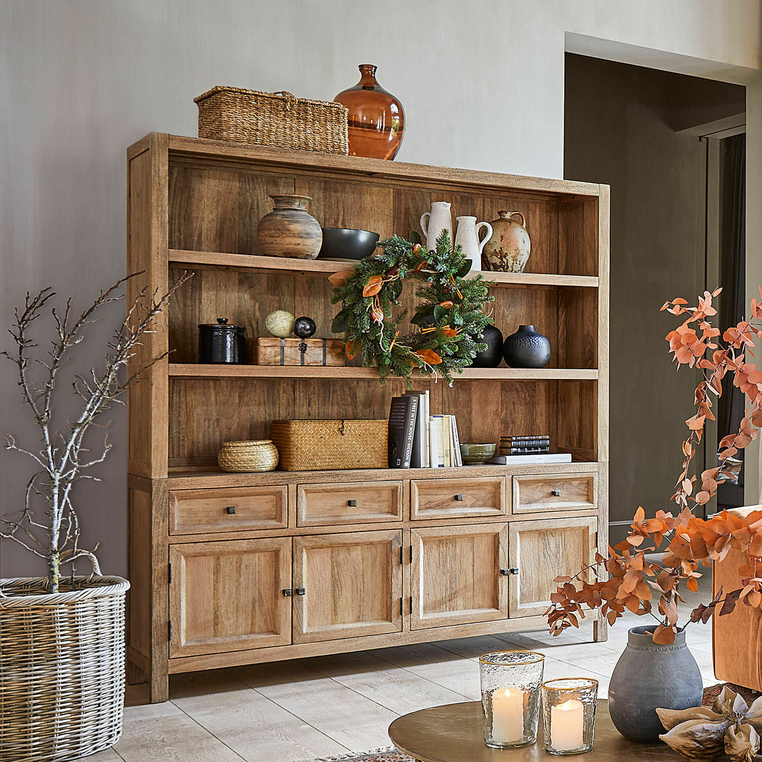 Kast New Bedford Houten dressoir in natuurlijke kleur met planken, lades en decoraties met kaarsen in woonkamer
