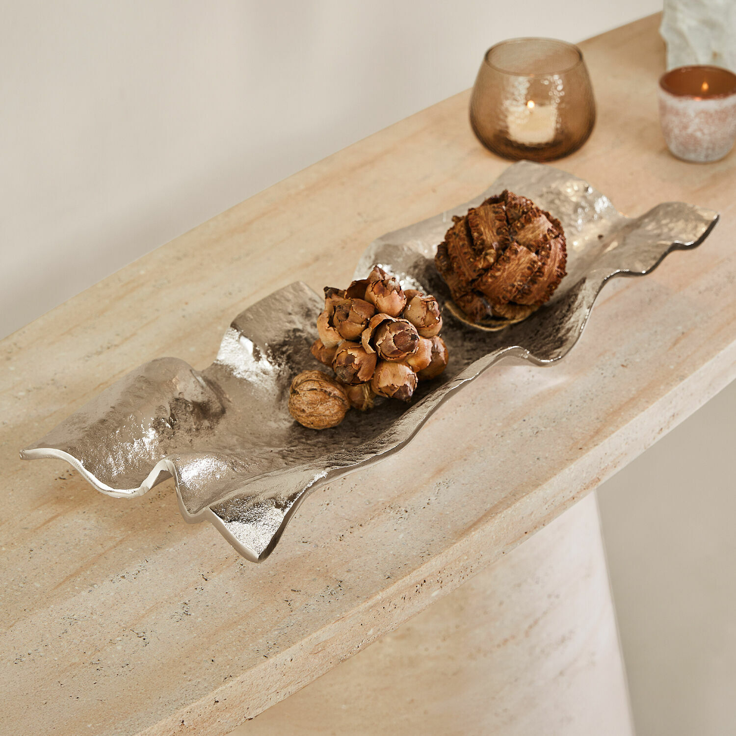 Decoratief zilverkleurig metalen dienblad met golvende rand, modern ontwerp voor salontafel