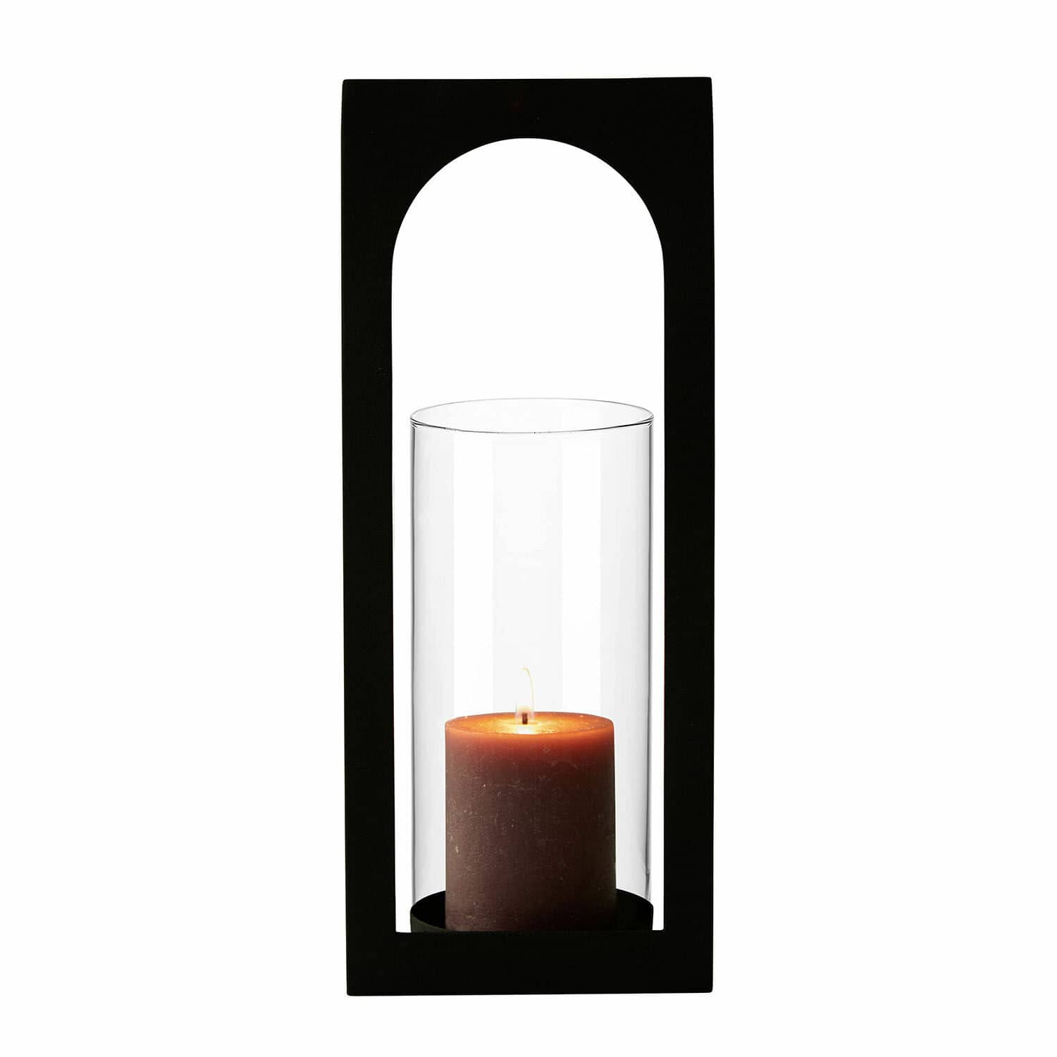 Zwarte metalen lantaarn met helder glas en bruine kaars voor interieurdecoratie