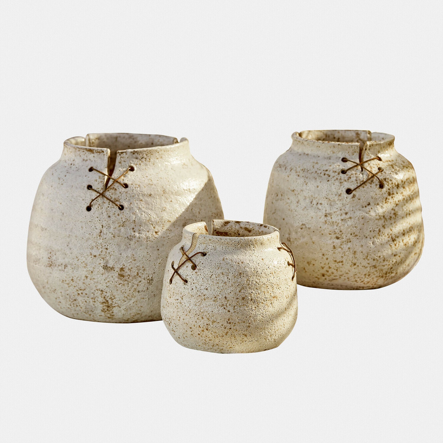 Vaas set van 3 Halvenby Set van drie crèmekleurige keramische vazen met rustieke textuur en decoratieve veterdetails