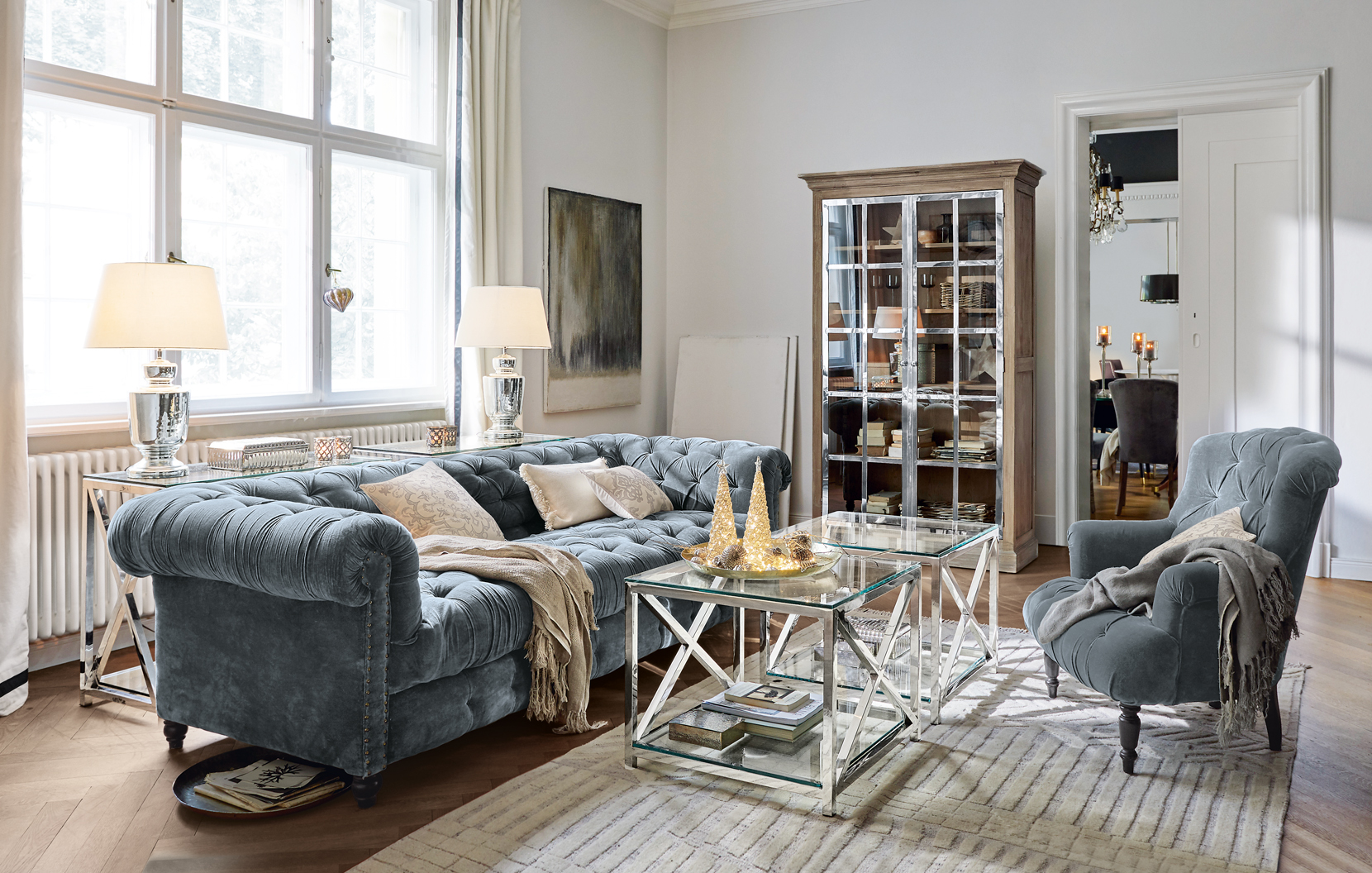 Elegante woonkamer met blauwe fluwelen bank en glazen salontafels in klassieke stijl