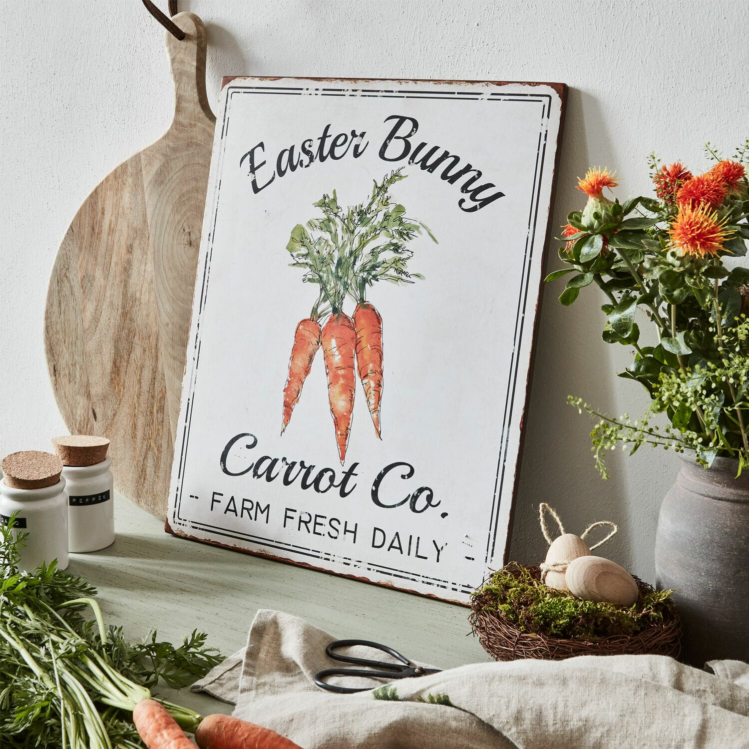 Decoboard Gimont Decoratief metalen bord met wortelmotief en tekst Easter Bunny Carrot Co. in rustieke stijl