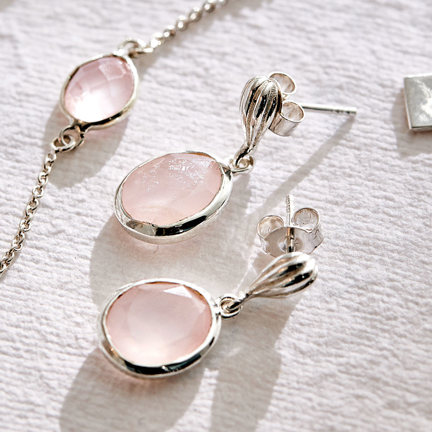 Zilveren oorbellen met ovale roze steen, fijne dames sieraden