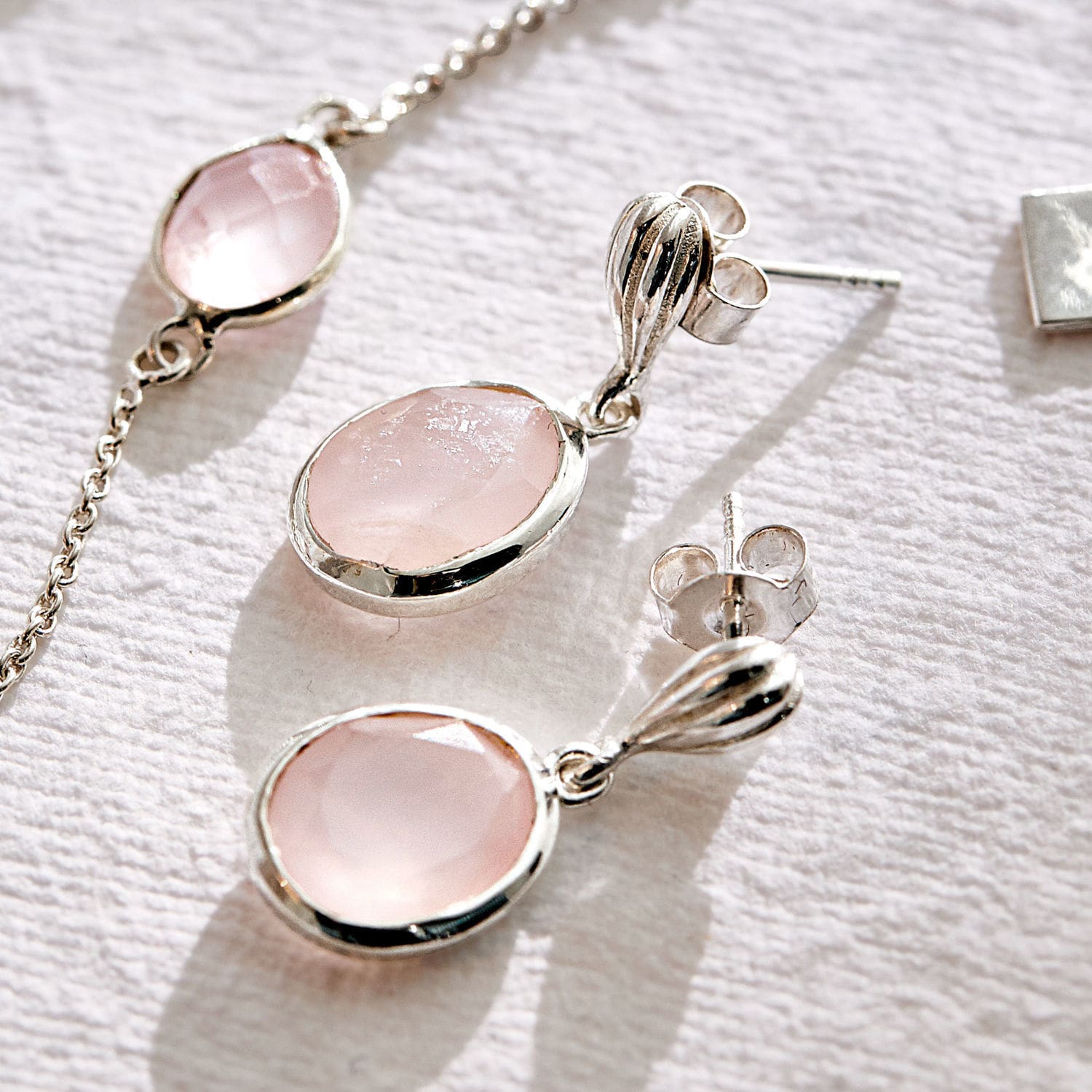 Oorbellen Meadow Zilveren oorbellen met ovale roze steen, fijne dames sieraden