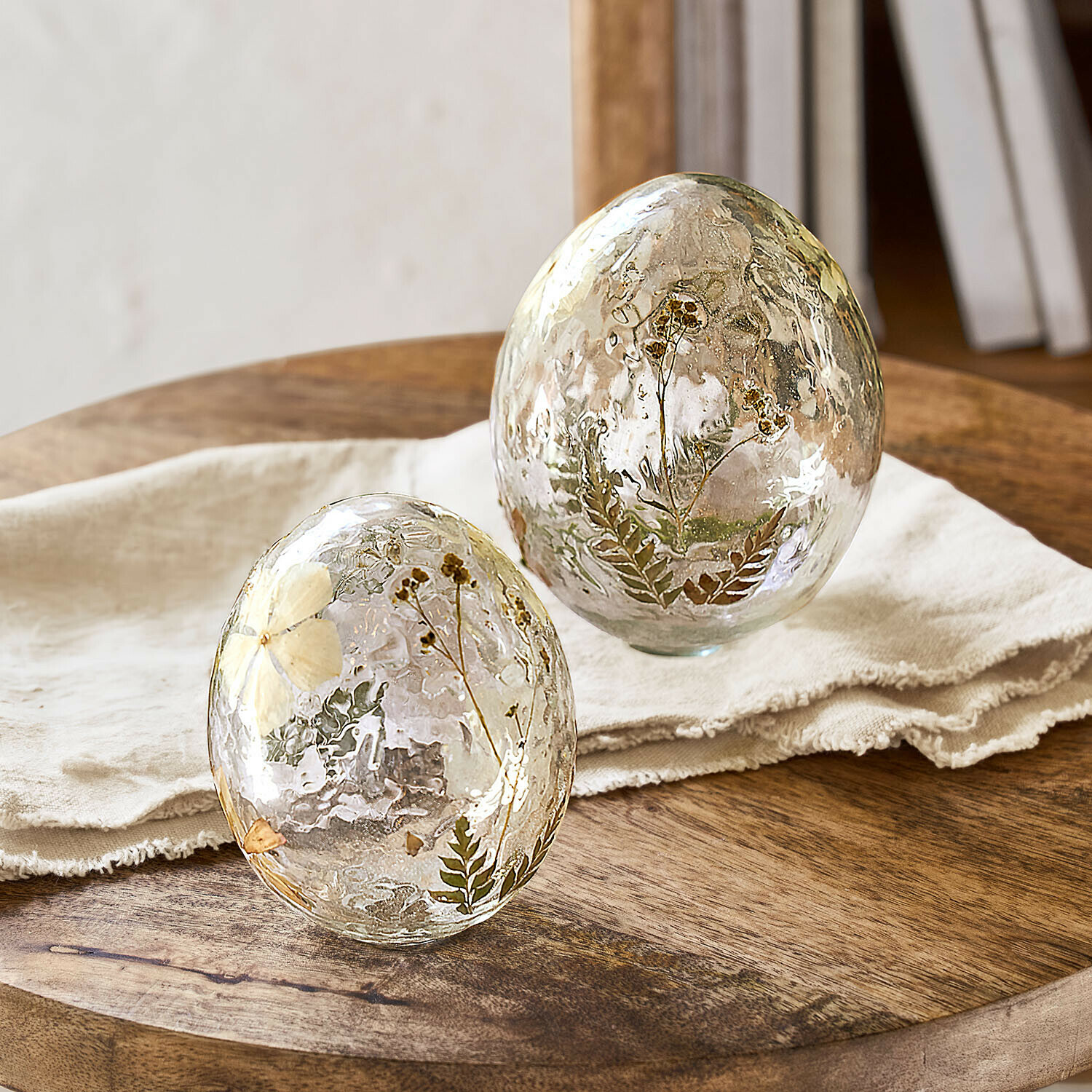 Decoratief ei set van 2 Coudrisse Decoratieve glazen eieren met gedroogde bloemen en bladeren op houten tafel