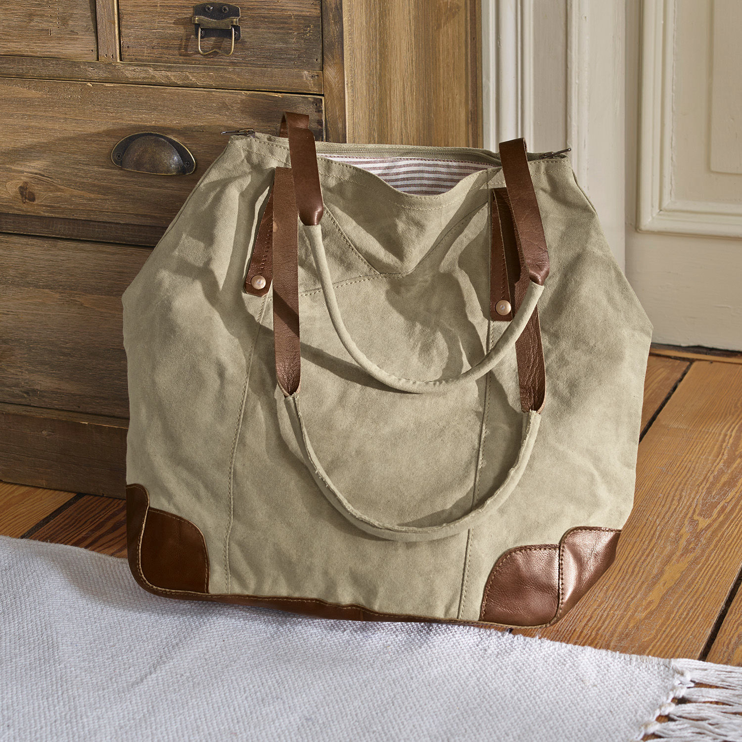 Tas Padme Beige stoffen tas met bruine leren handvatten en verstevigingen, praktische boodschappentas