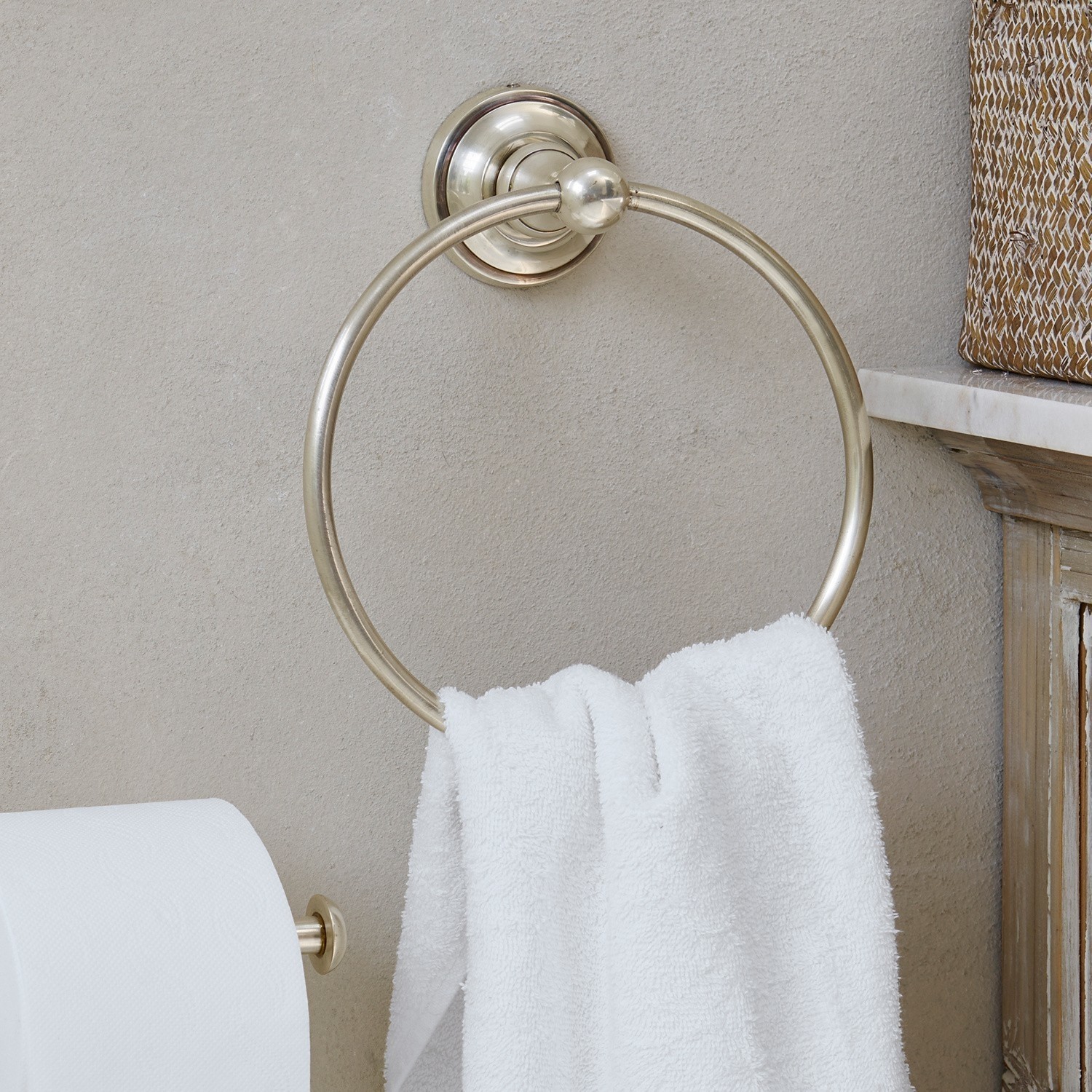 Handdoekhouder Cullen Ronde metalen handdoekhouder in antiek gouden kleur aan badkamerwand