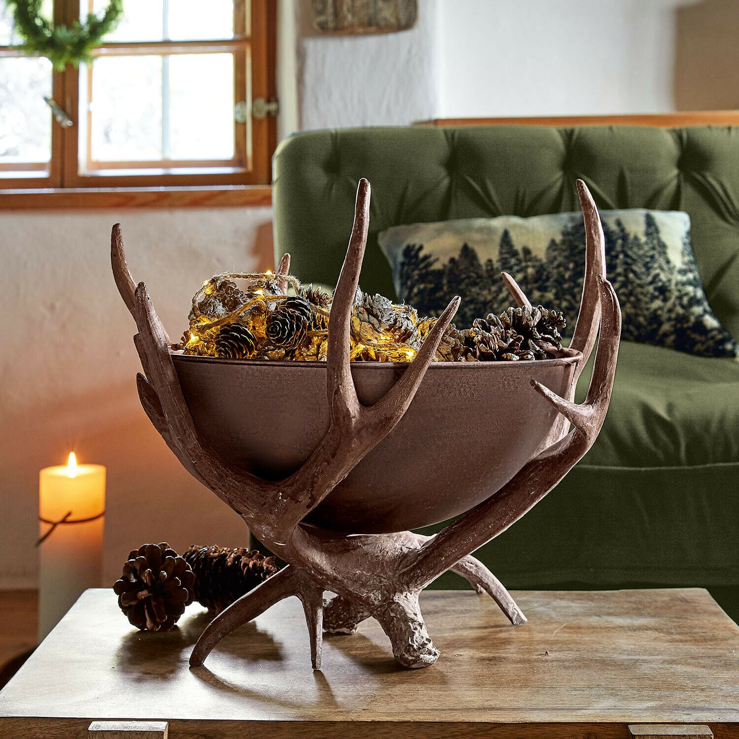 Sierschaal Morlaix Decoratieve koperen schaal met gewei, dennenappels en lichtsnoer op houten tafel in woonkamer