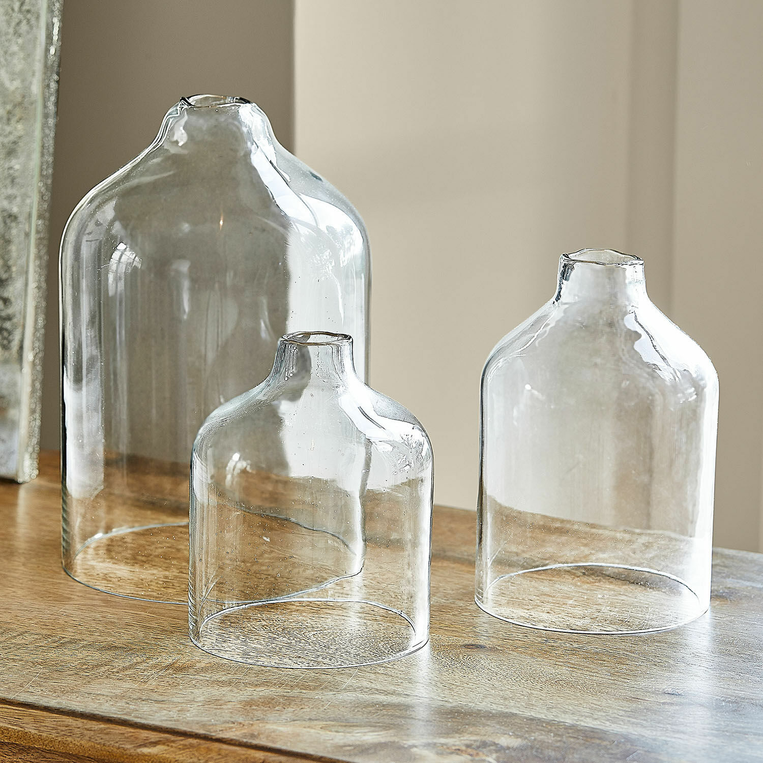 Windlicht set van 3 Xalvent Set van drie transparante glazen vazen in verschillende maten op een houten tafel