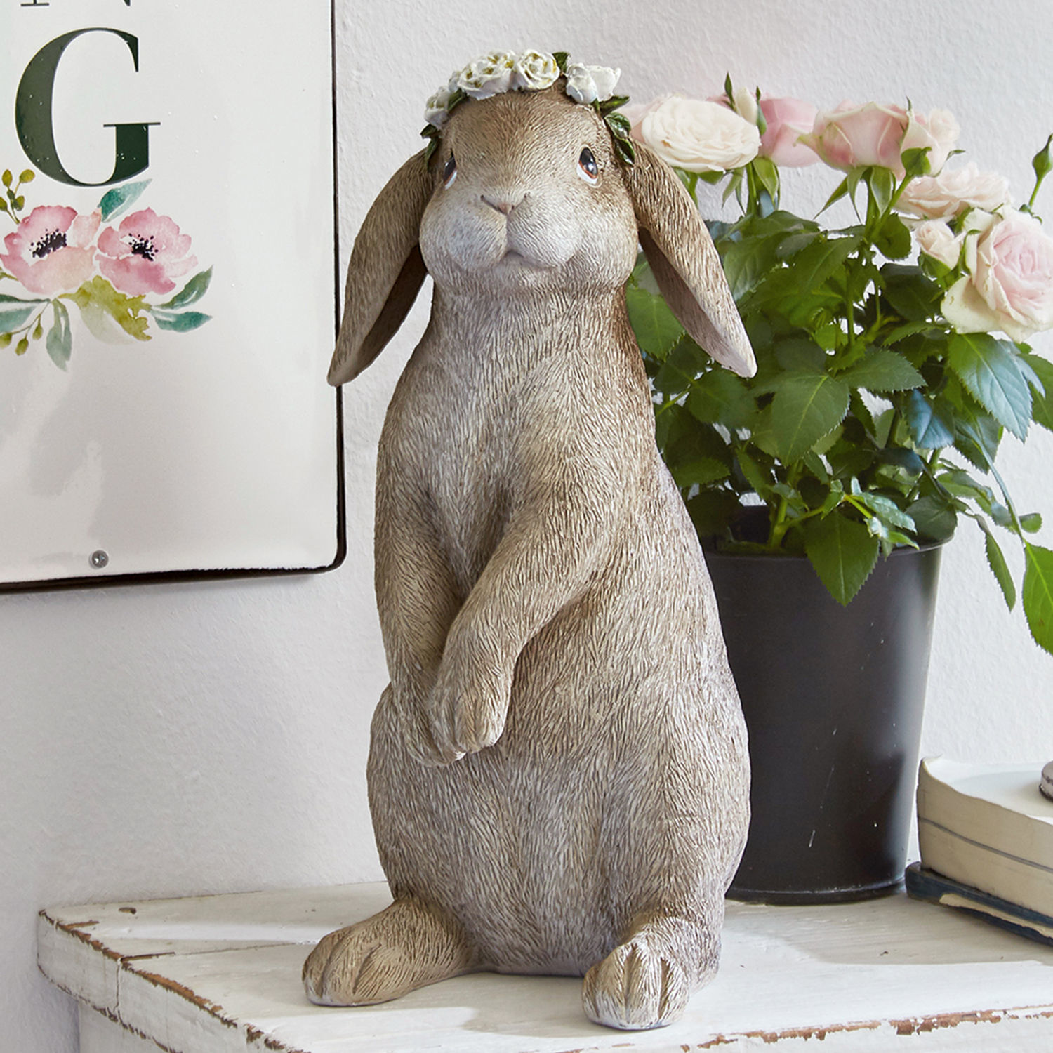 Haasje Sweety Beige konijnenfiguur van kunststof met witte bloemenkrans, decoratie voor binnen.
