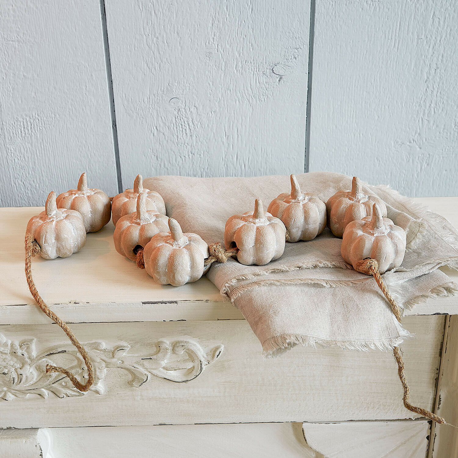 Guirlande Larivonne Decoratieve slinger met beige keramische pompoenen op linnen stof voor herfstdecoratie