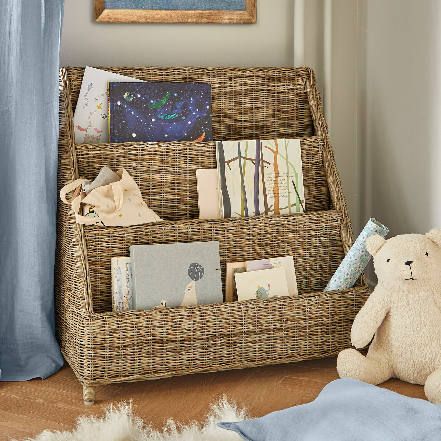 Tijdschriftenrek Trésolia Drievoudige rotan kast in natuurlijke kleur met boeken en knuffelbeer in kinderkamer