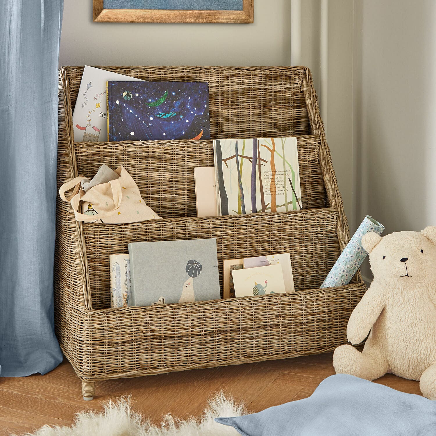 Tijdschriftenrek Trésolia Drievoudige rotan kast in natuurlijke kleur met boeken en knuffelbeer in kinderkamer