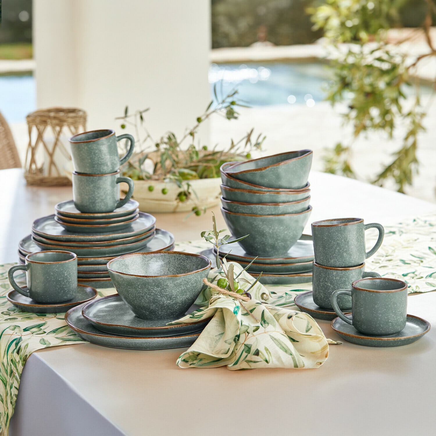 Servies set van 30 Biarré