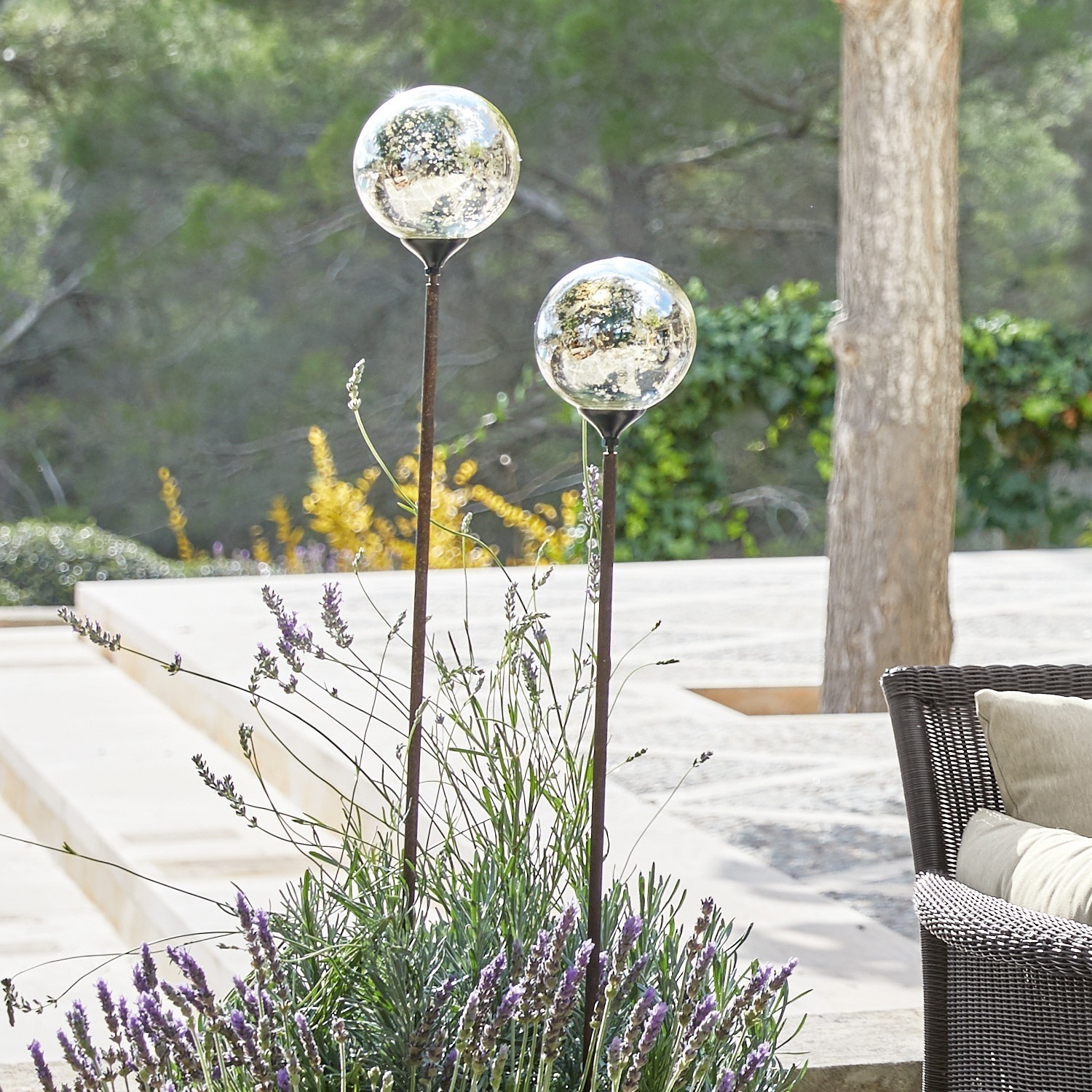 Decoratiepin set van 2 Cainan Twee decoratieve tuinbollen op metalen stelen tussen lavendel, sfeervolle buitenverlichting