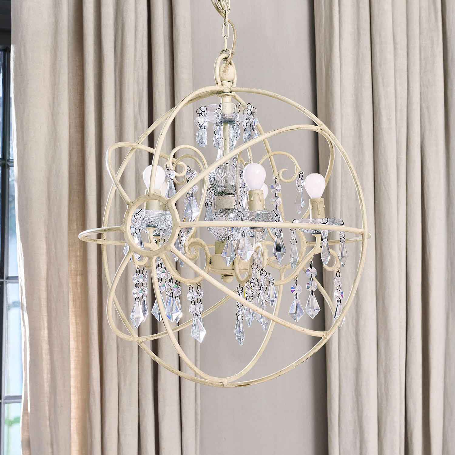 Metalen kroonluchter in crèmekleur met kristallen hangers, decoratieve hanglamp voor binnen