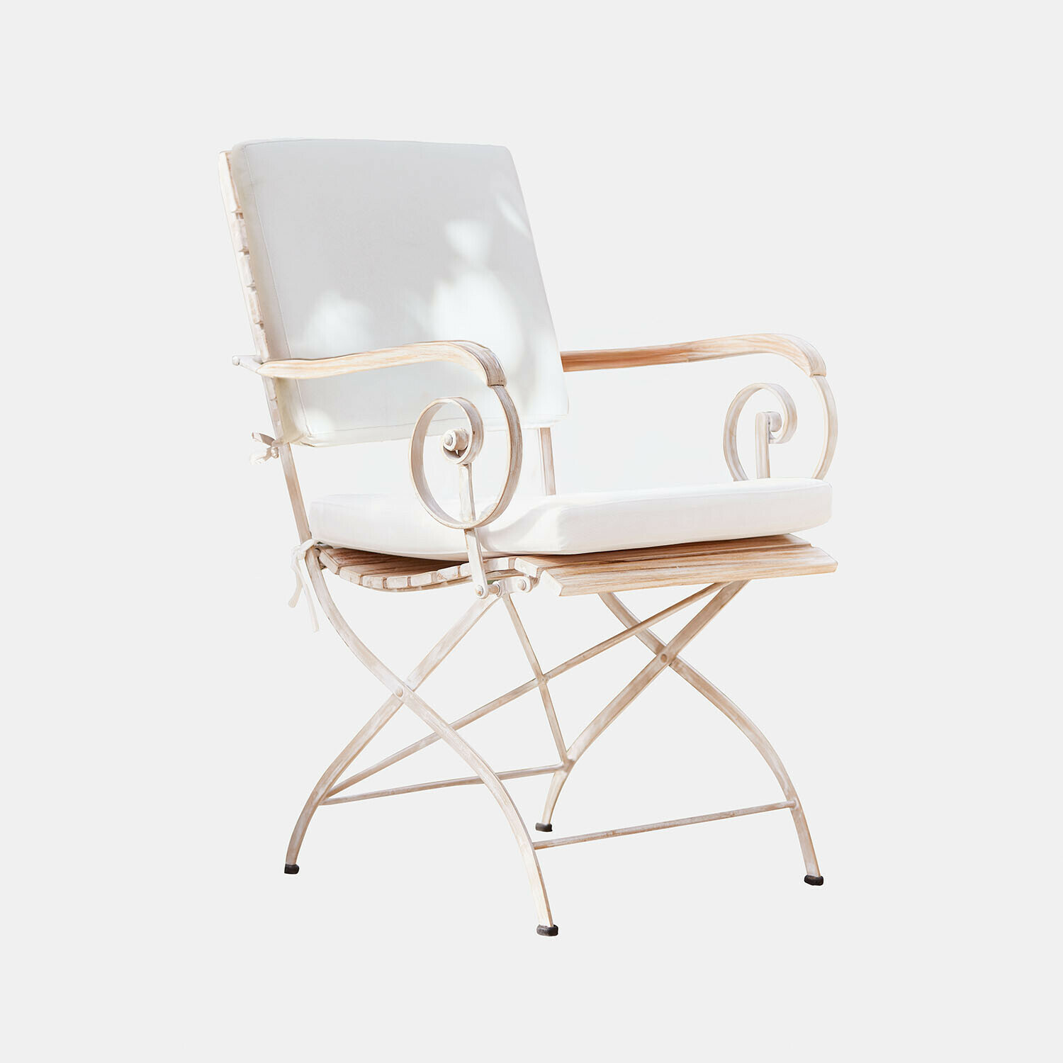 Stoel Iker met bruin metalen frame en witte kussens, comfortabel voor woonkamer