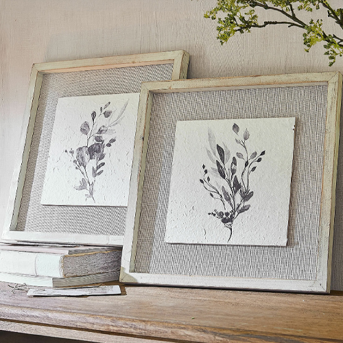 Twee rustieke lichte houten lijsten met plantenafbeelding op gaasachtergrond, wanddecoratie
