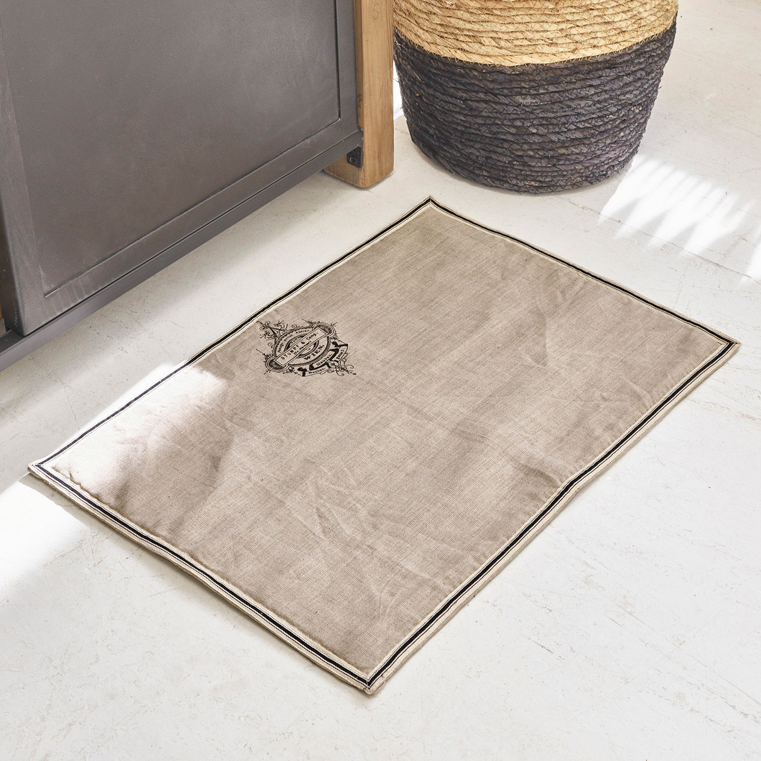 Badmat Rania Beige katoenen vloermat met zwarte print en rand, geschikt voor interieurdecoratie