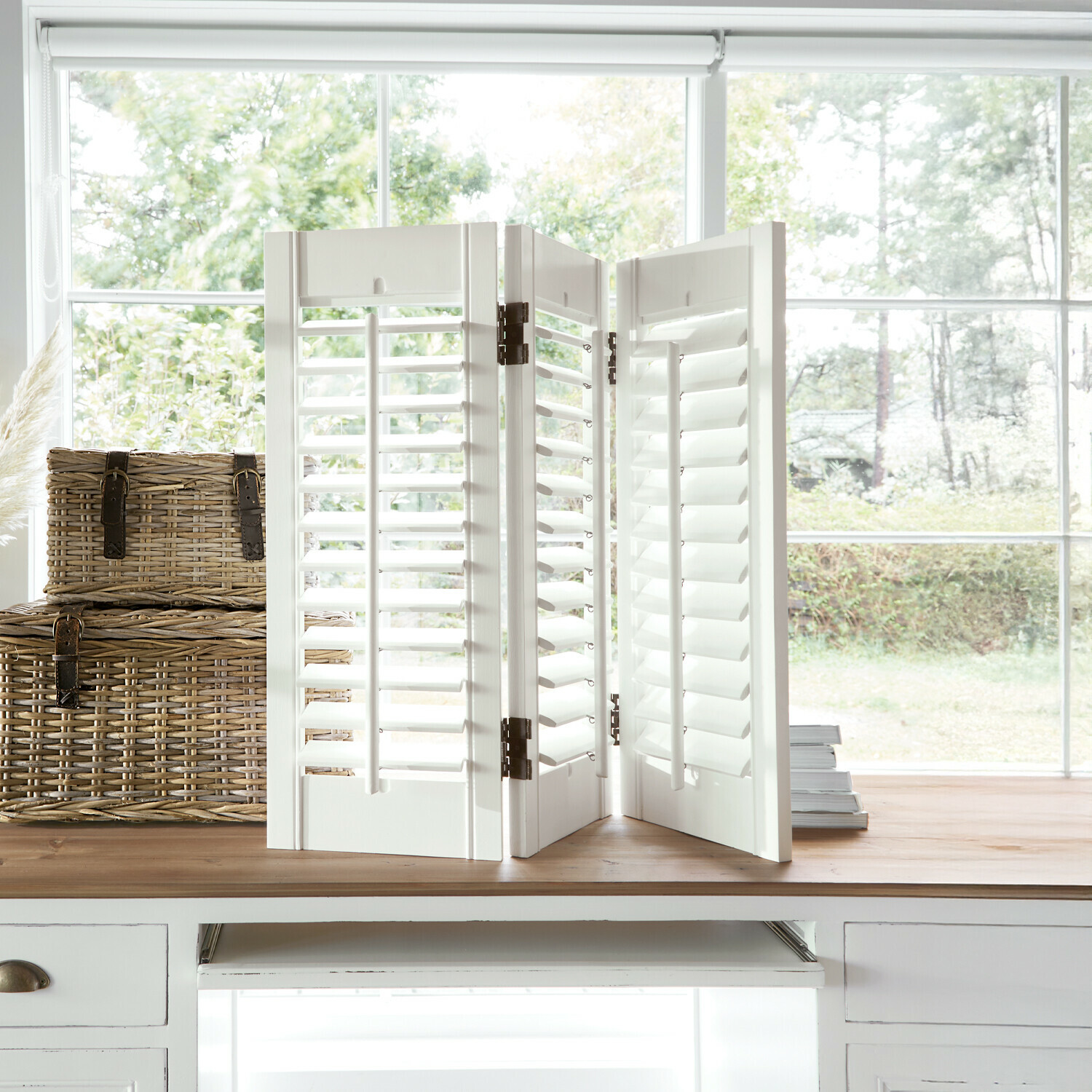 Shutter Ventura Witte houten kamerscherm met verstelbare lamellen op houten tafel bij raam, interieurdecoratie