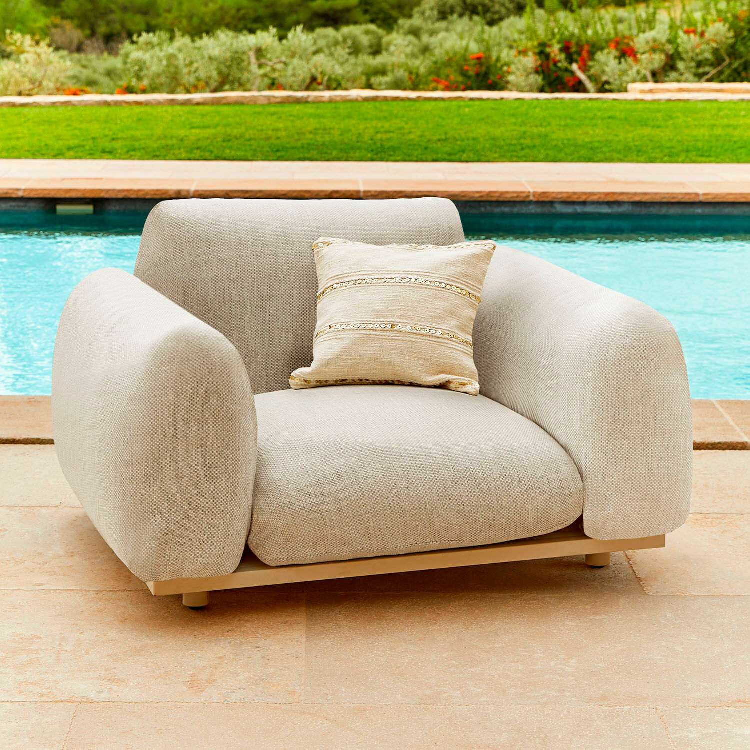 Loungestoel Savinard Beige stoffen fauteuil met decoratief kussen, moderne loungestoel voor terras of tuin