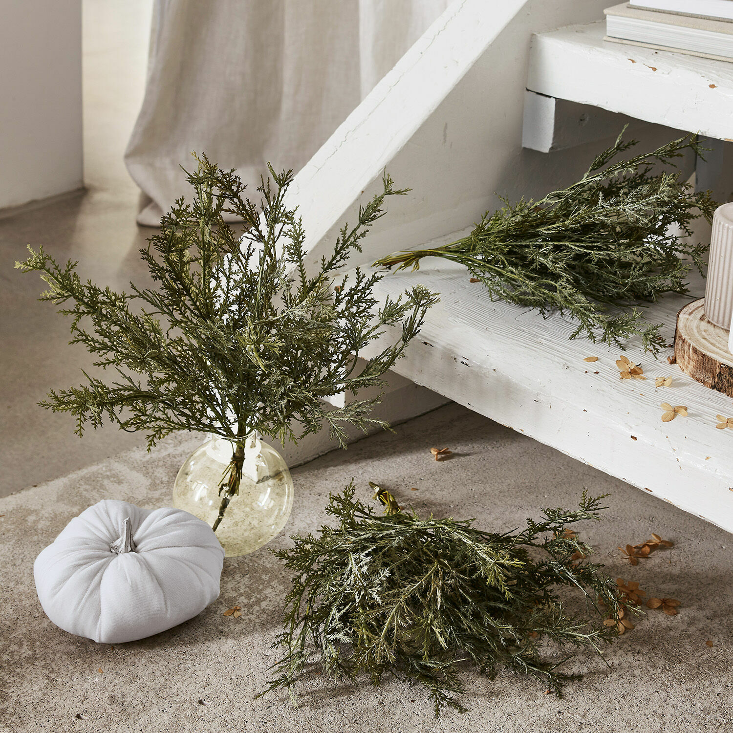 Sierbloem set van 3 Emmet Decoratieve groene takken in doorzichtige glazen vaas op lichte achtergrond met witte pompoen