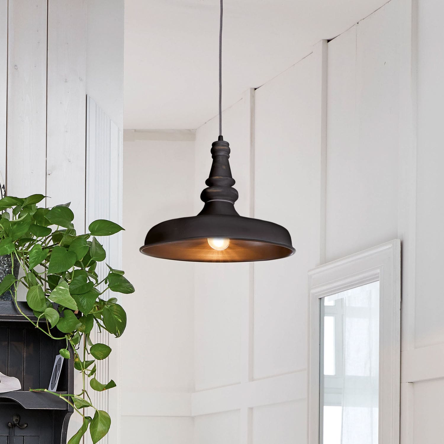 Hanglamp Camryn Zwarte metalen hanglamp met decoratieve steel en warm licht voor binnenruimtes