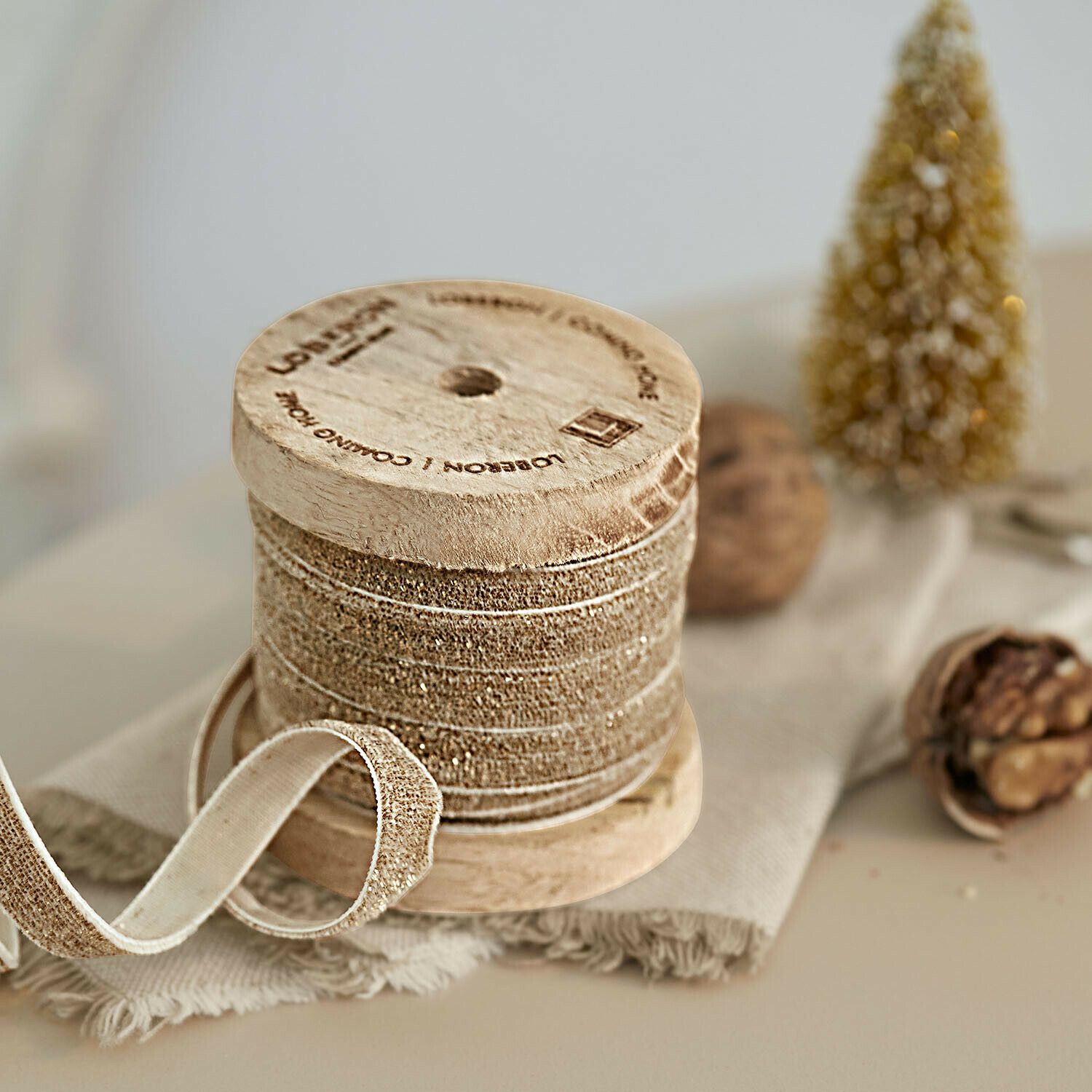 Fluwelen lint Ulvane Beige decoratief lint met glitters op houten spoel, ideaal voor kerstdecoraties en cadeauverpakkingen