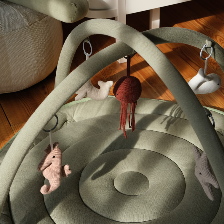 Zachte groene baby speelmat met hangende zeefiguren voor interactief spel