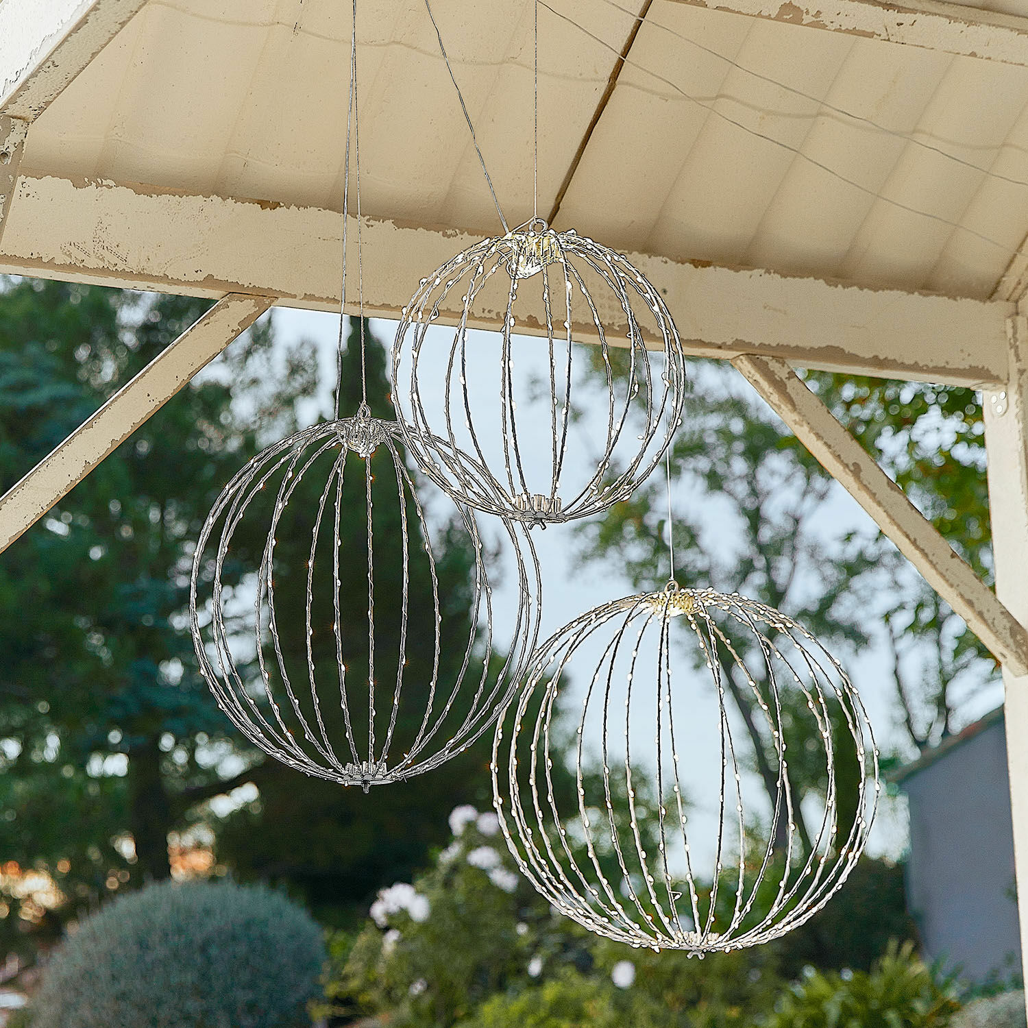 Ledlichtbol set van 3 Brilliante Drie zilverkleurige metalen decoratieve bollen met LED-verlichting voor buiten
