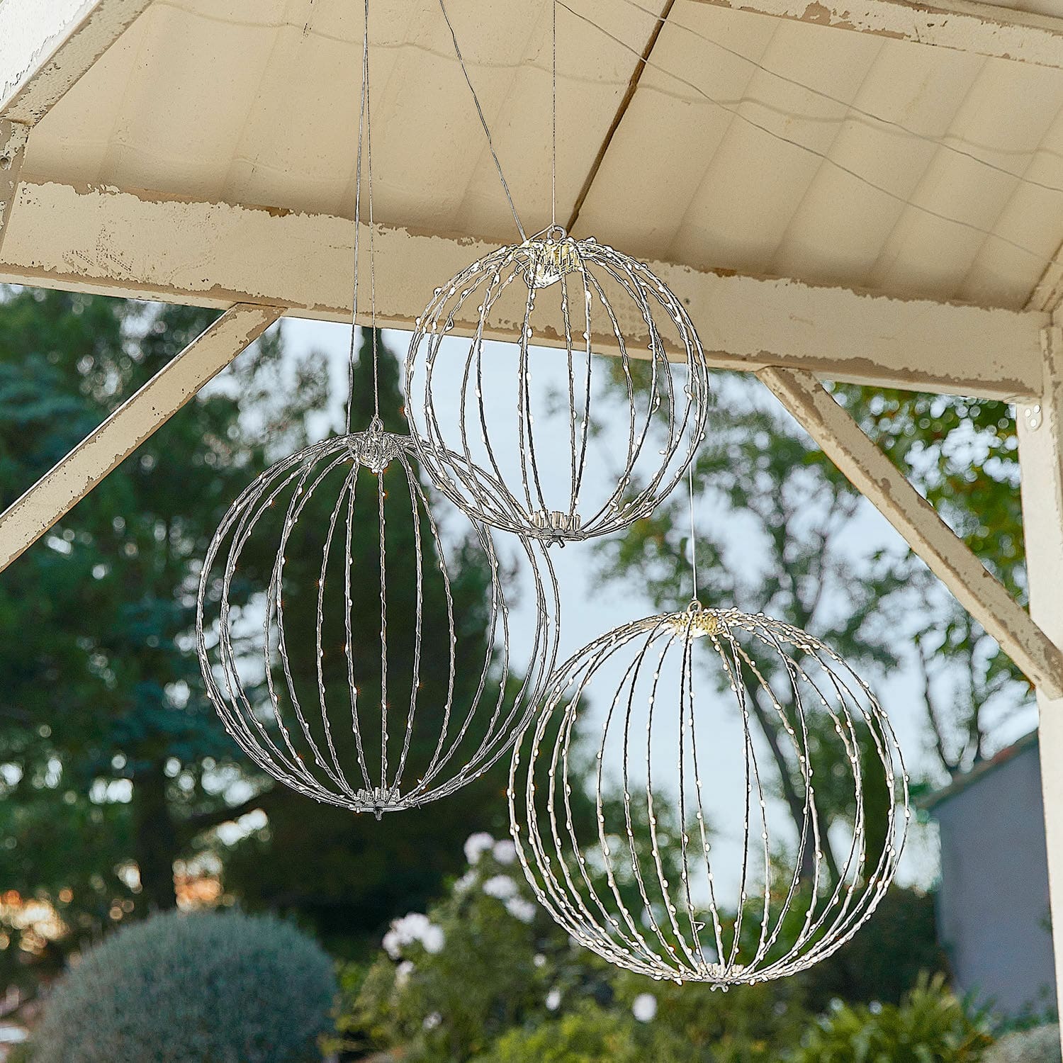 Ledlichtbol set van 3 Brilliante Drie zilverkleurige metalen decoratieve bollen met LED-verlichting voor buiten