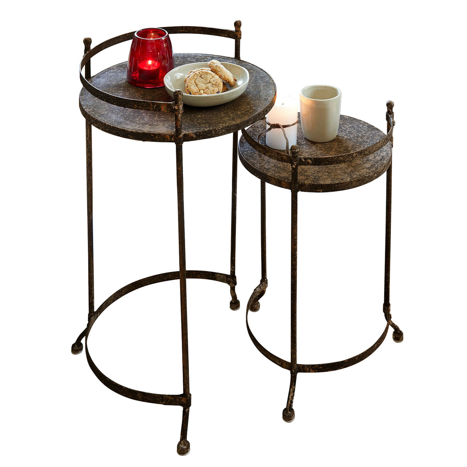 Bijzettafeltje set van 2 Alanyn Set van twee ronde bijzettafels met roestige metalen frame en blad, versierd met accessoires