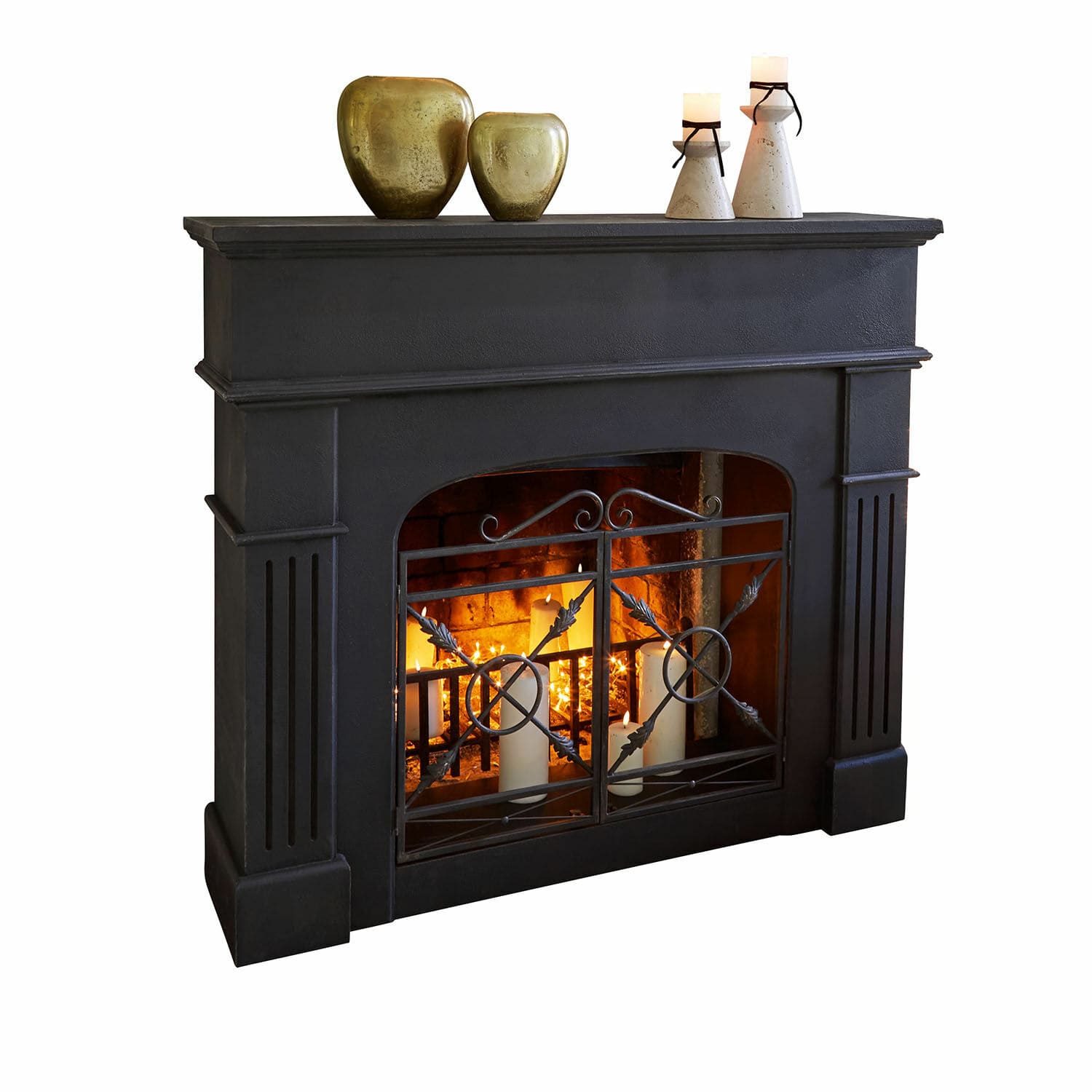 Haardschouw Hollowfield Zwarte open haard met metalen rooster en kaarsen, messing en stenen decoraties bovenop