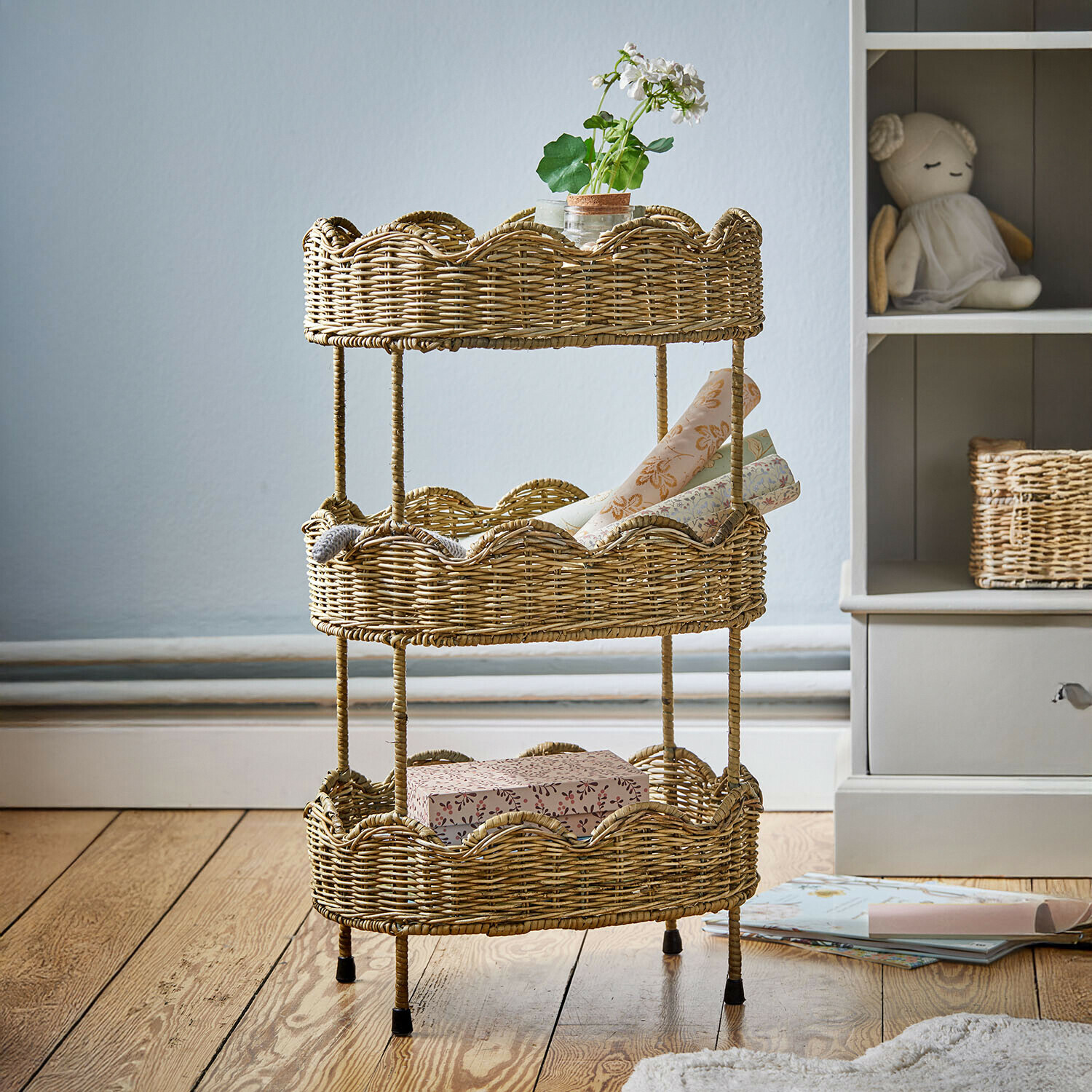 Driehoog rek van natuurlijk riet voor het opbergen van decoraties en kleine spullen