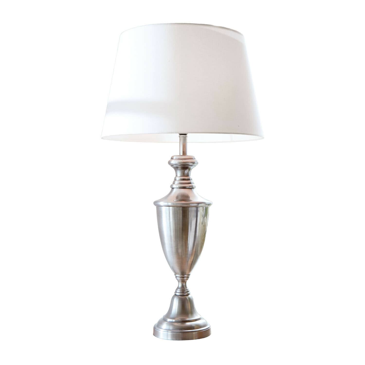 Elegante tafellamp met zilverkleurige metalen voet en witte kap voor woonkamer