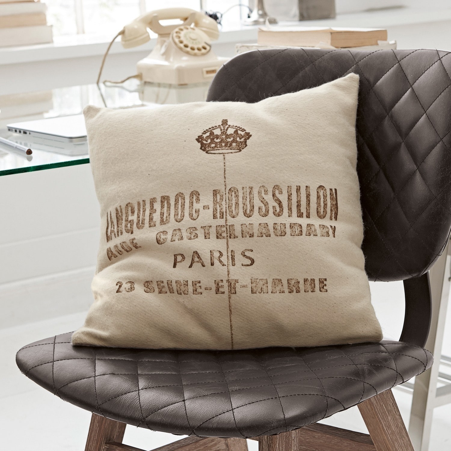 Kussen Roussilion Beige sierkussen met Languedoc-Roussillon print op zwarte doorgestikte leren stoel