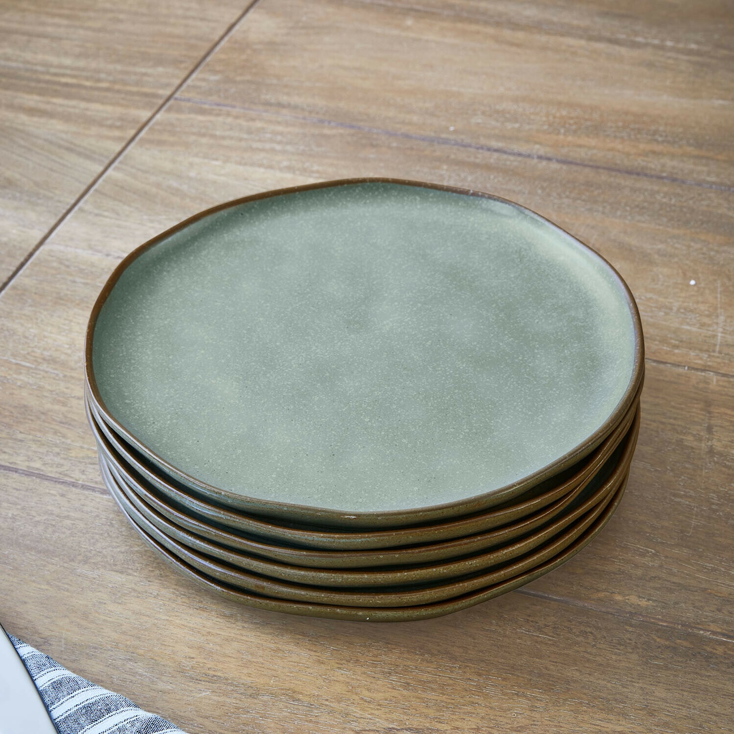 Bord set van 6 Biarré Set groene keramische borden met bruine rand op houten tafel, keukengerei