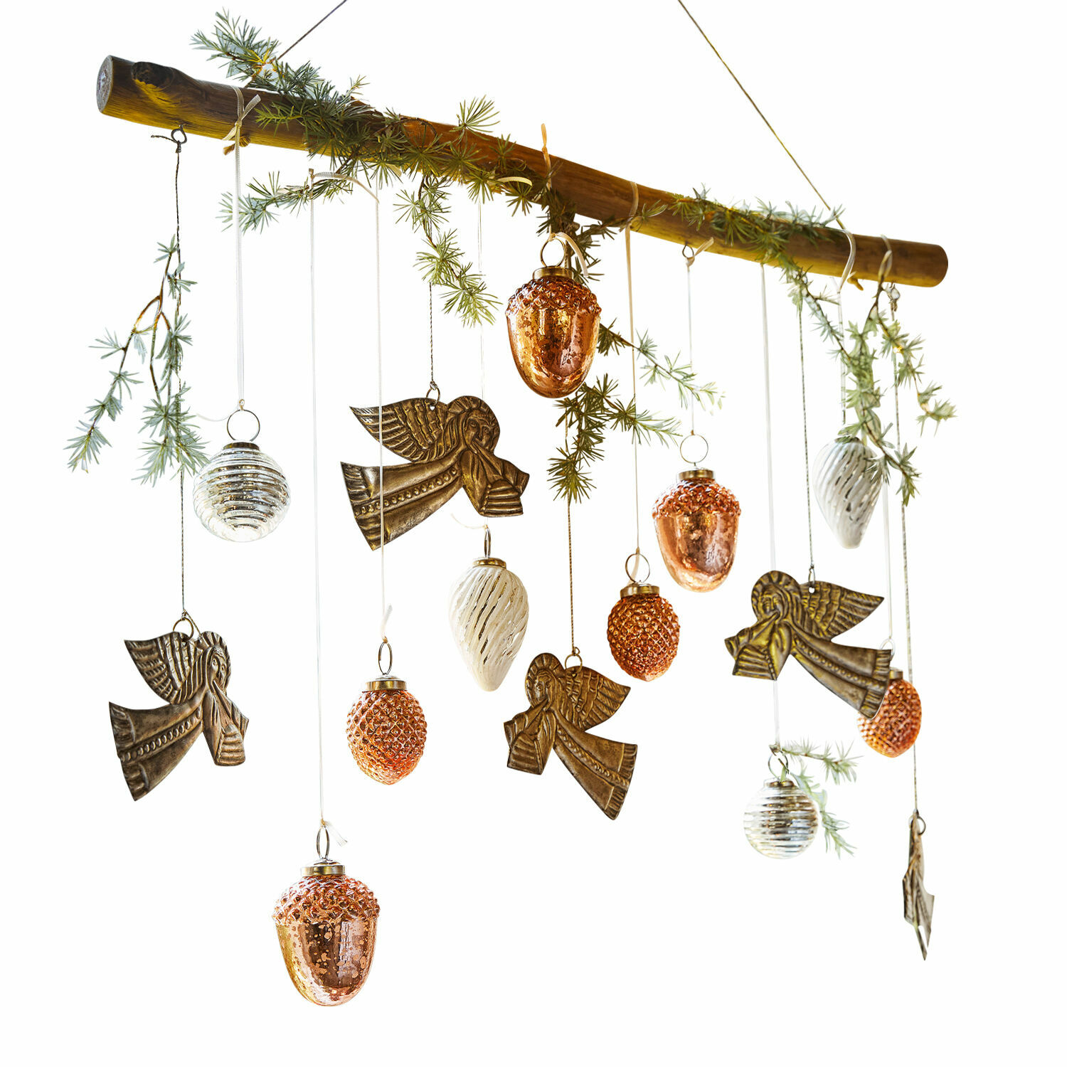 Hangende decoratie met messing engelen en glazen ornamenten in koper en wit