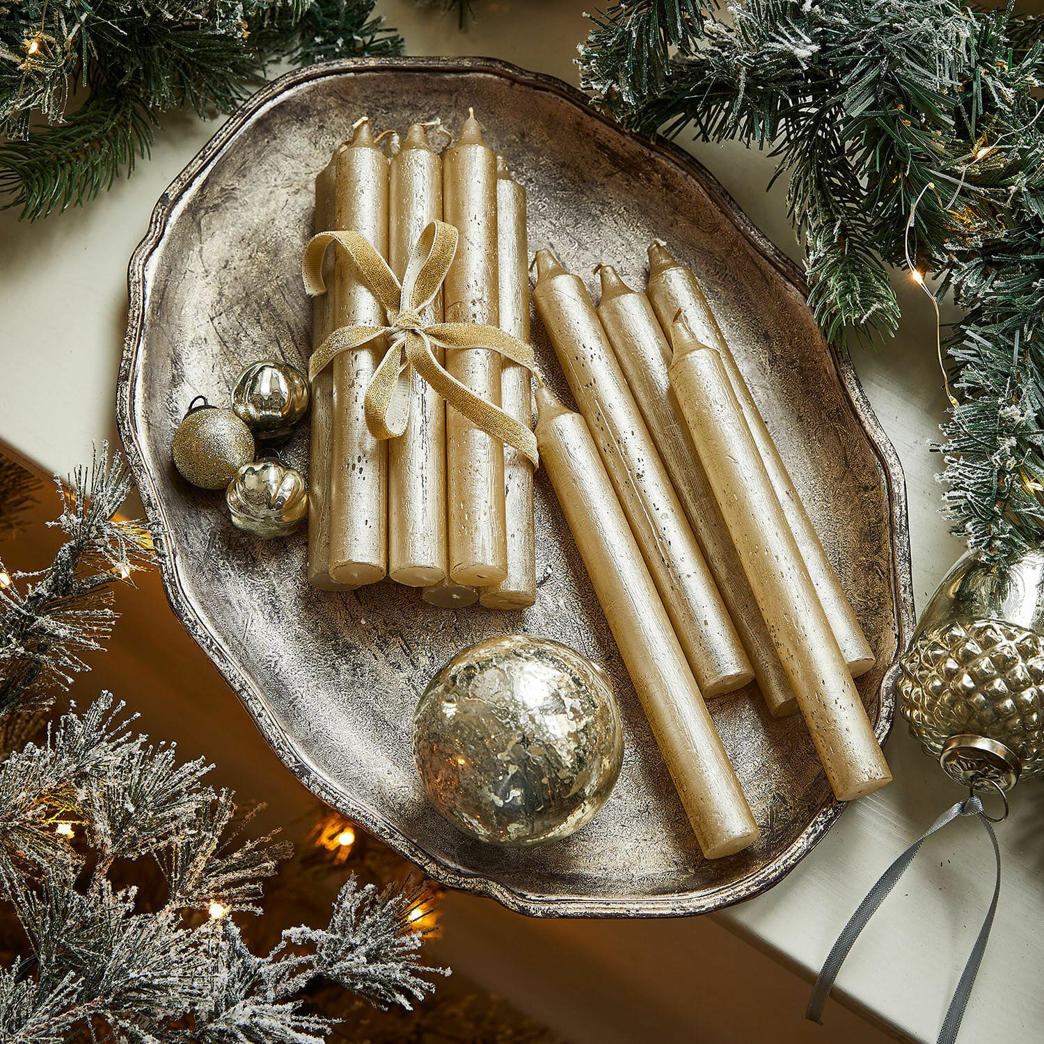 Kaars set van 12 Bauceau Set gouden decoratieve kaarsen op zilveren schaal met kerstversiering en groene takken