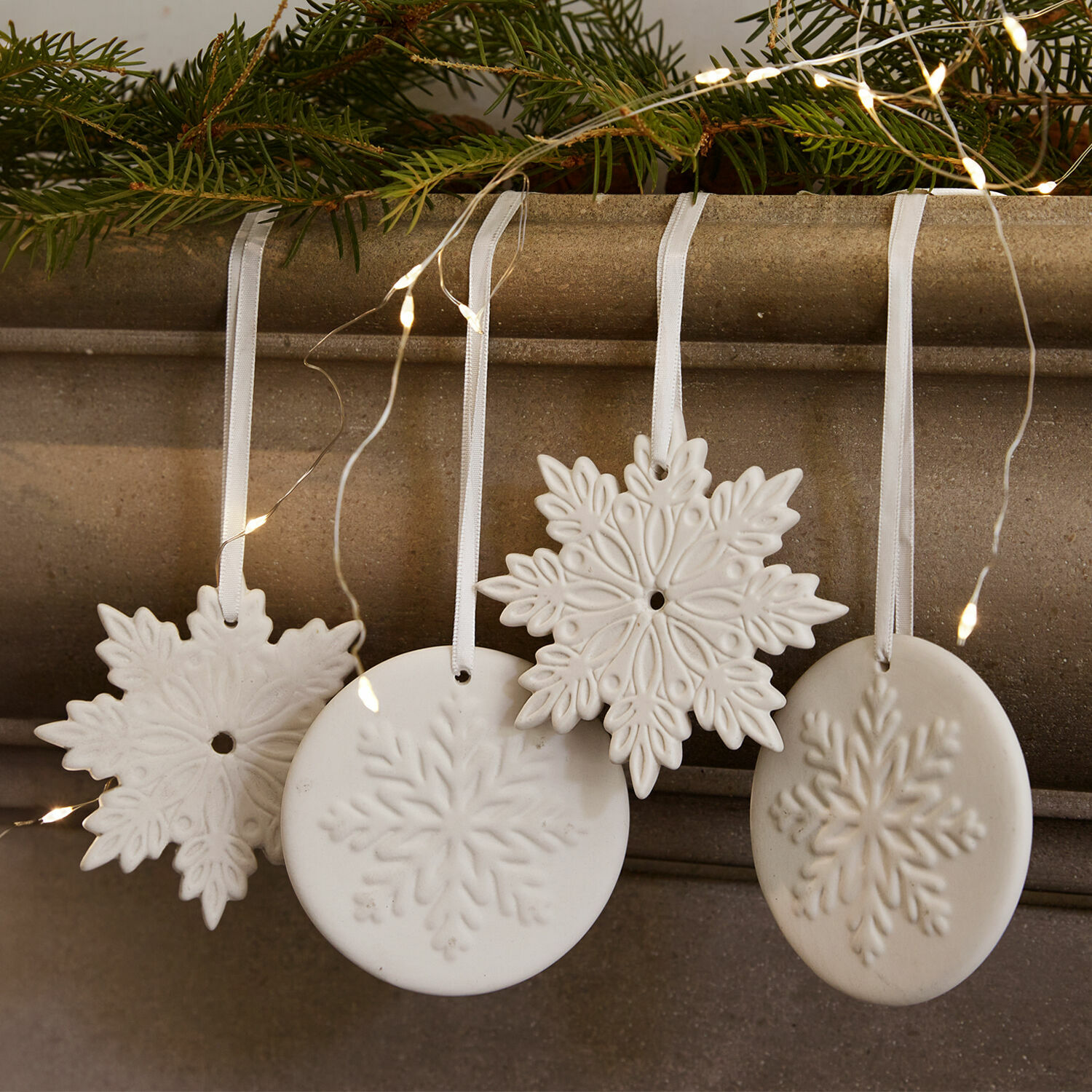Hanger set van 4 Jorval Witte keramische kerstversieringen in sneeuwvlokvorm met linten en LED-lichtjes