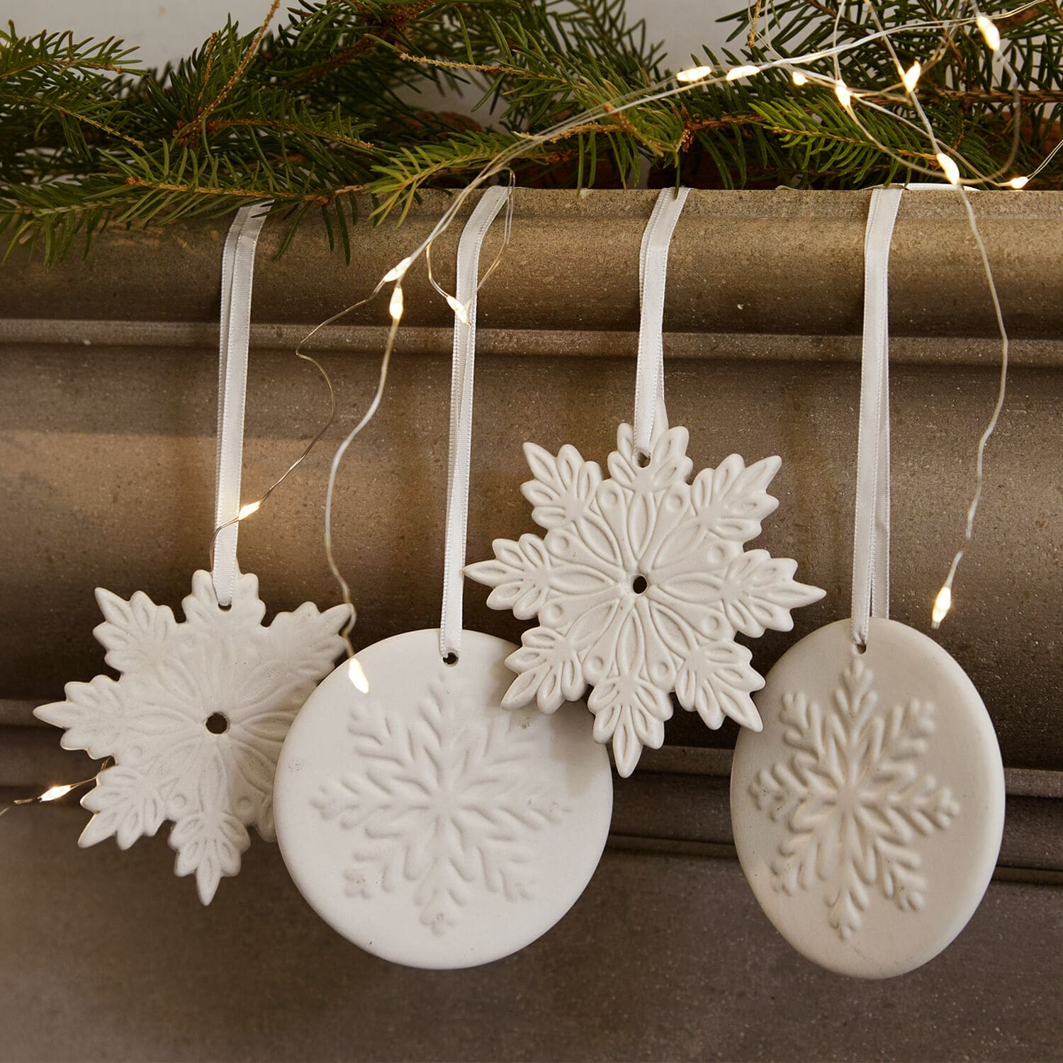 Hanger set van 4 Jorval Witte keramische kerstversieringen in sneeuwvlokvorm met linten en LED-lichtjes