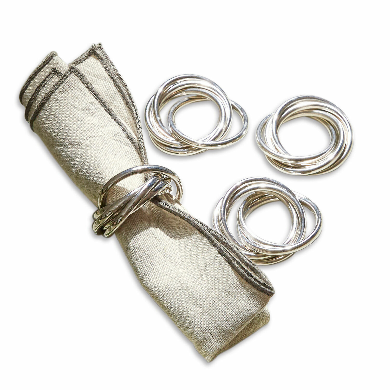 Servetring set van 4 Limche Set zilverkleurige metalen servetringen met beige linnen servet voor tafeldecoratie
