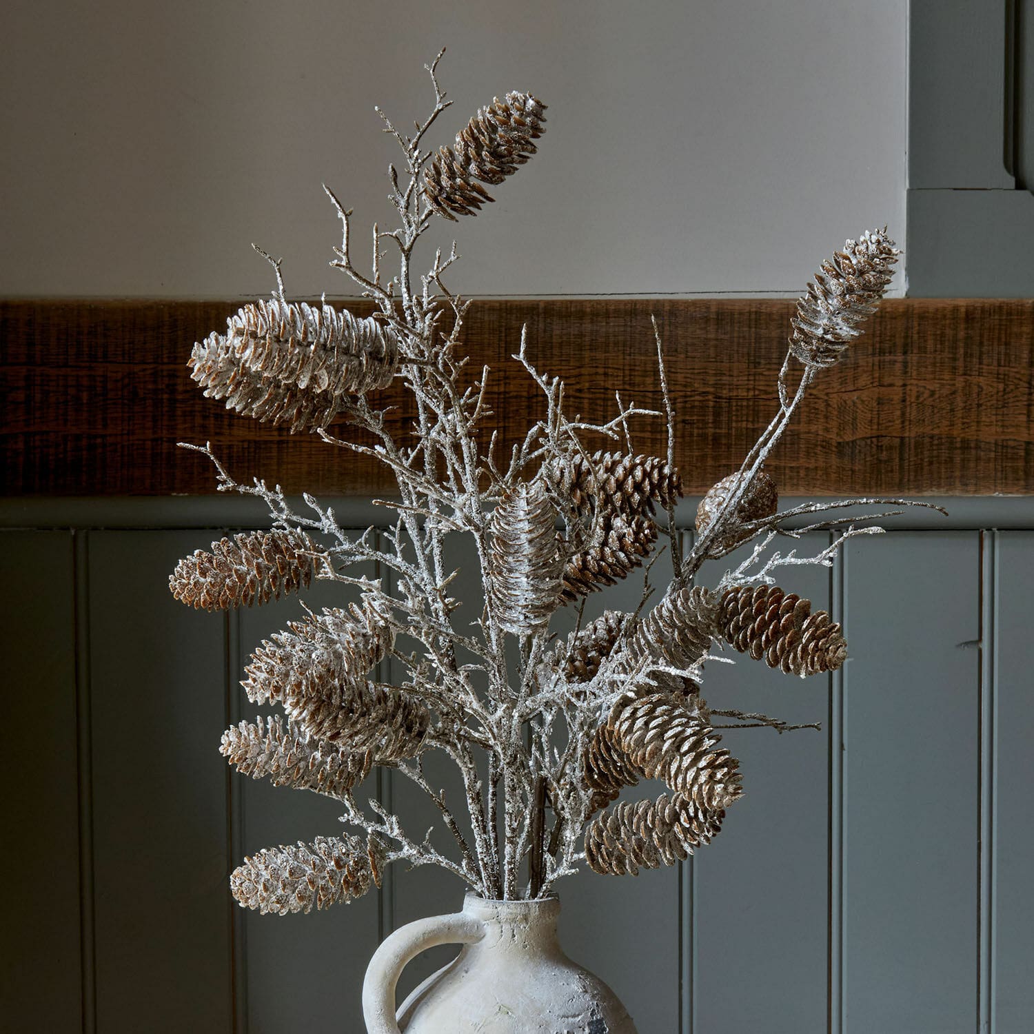 Siertak set van 3 Tenerica Decoratieve takken met dennenappels in witte vaas tegen houten achtergrond, natuurlijke interieurdecoratie