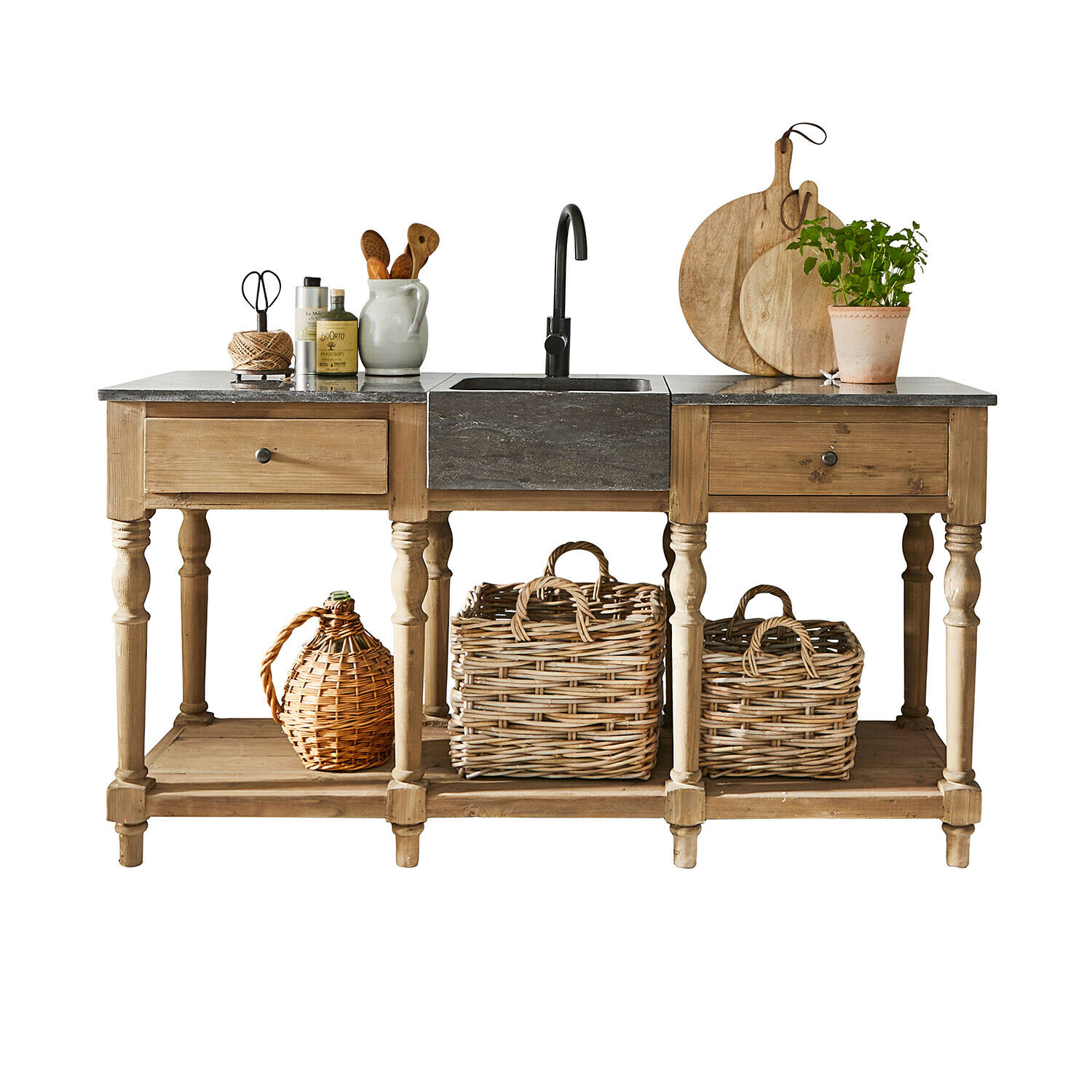 Houten keukentafel met lades, stenen gootsteen en rieten manden, rustieke stijl