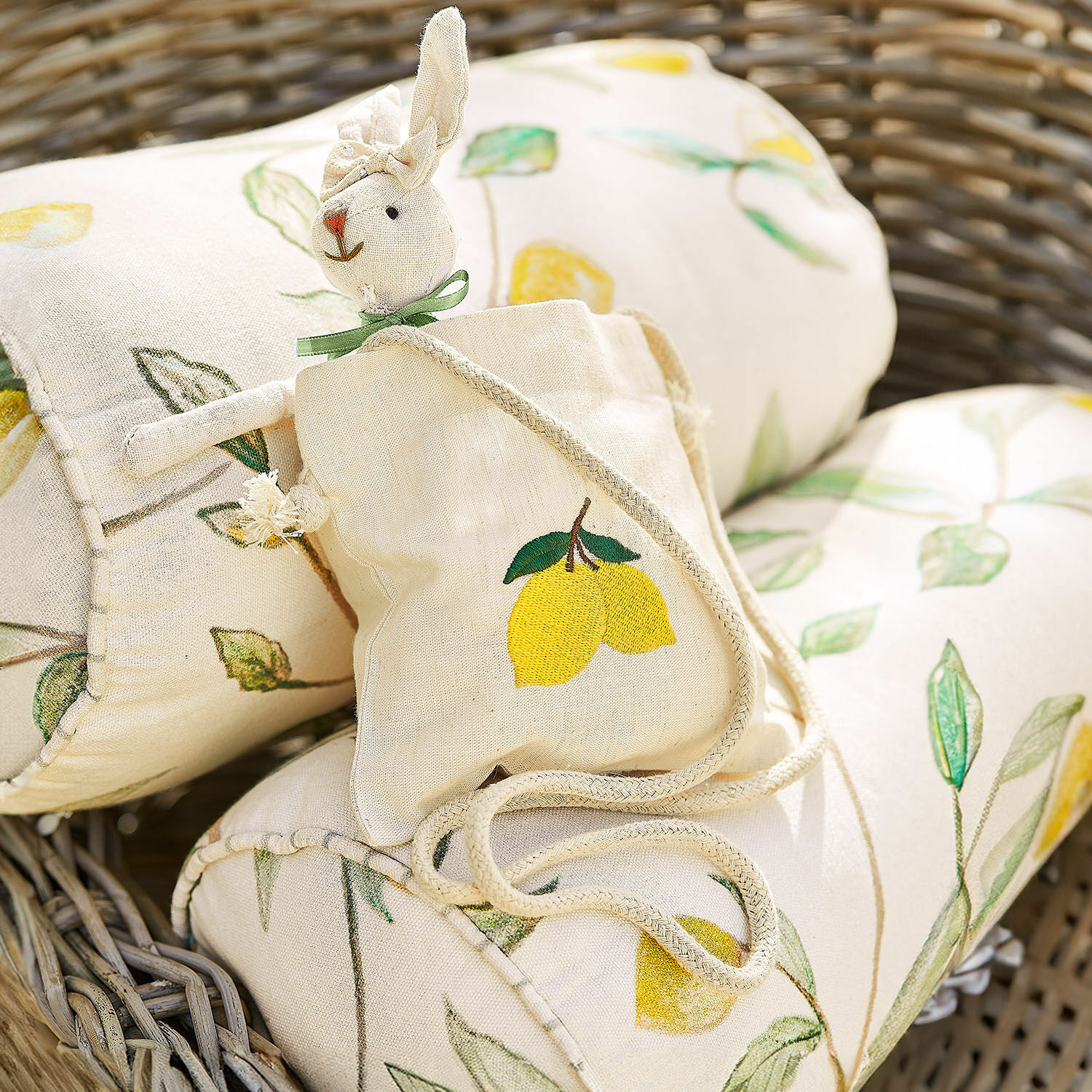 Tas Palerina Linnen tas met citroenprint en knuffelkonijn op kussen met citroendessin in een rieten mand