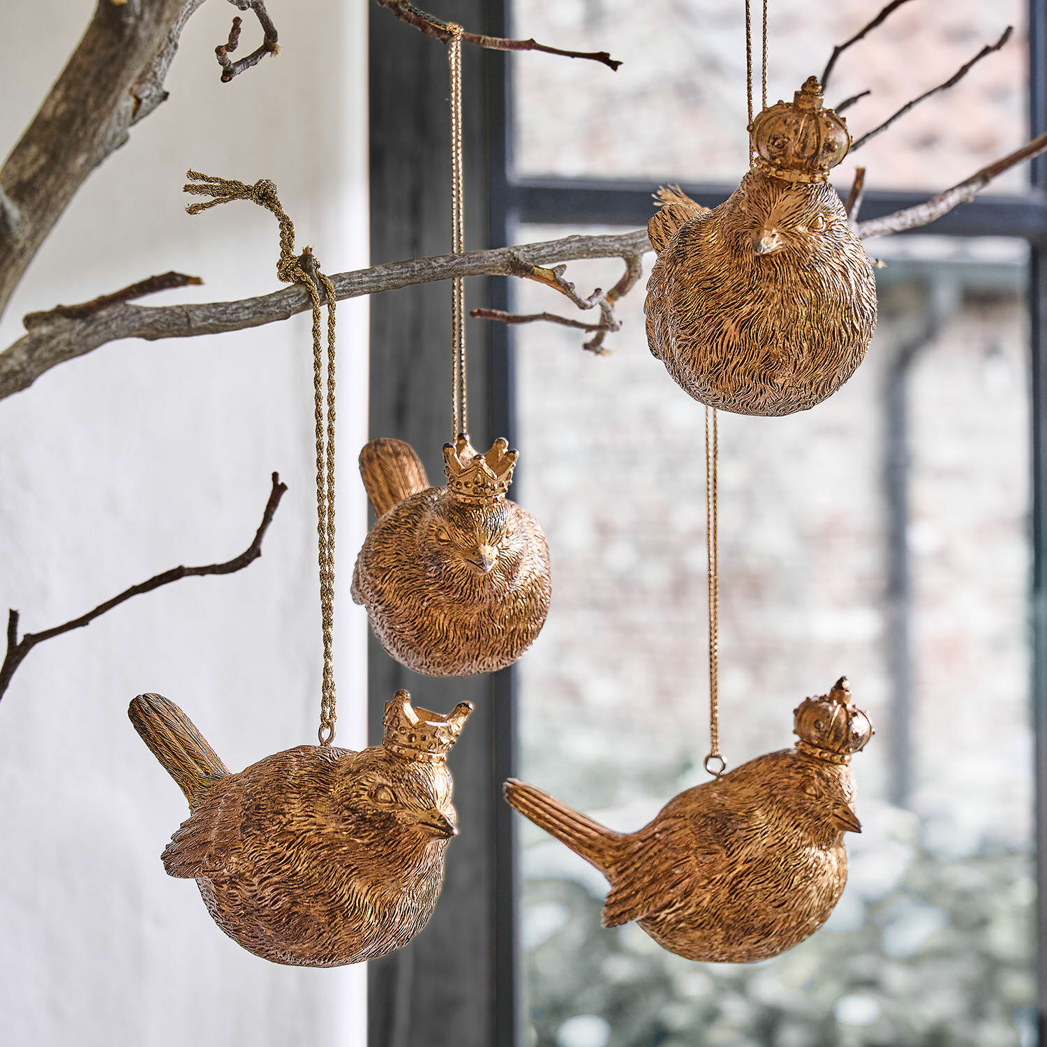 Hanger set van 4 Dottica Gouden metalen vogelornamenten met kroontjes hangend aan een tak, feestelijke woondecoratie