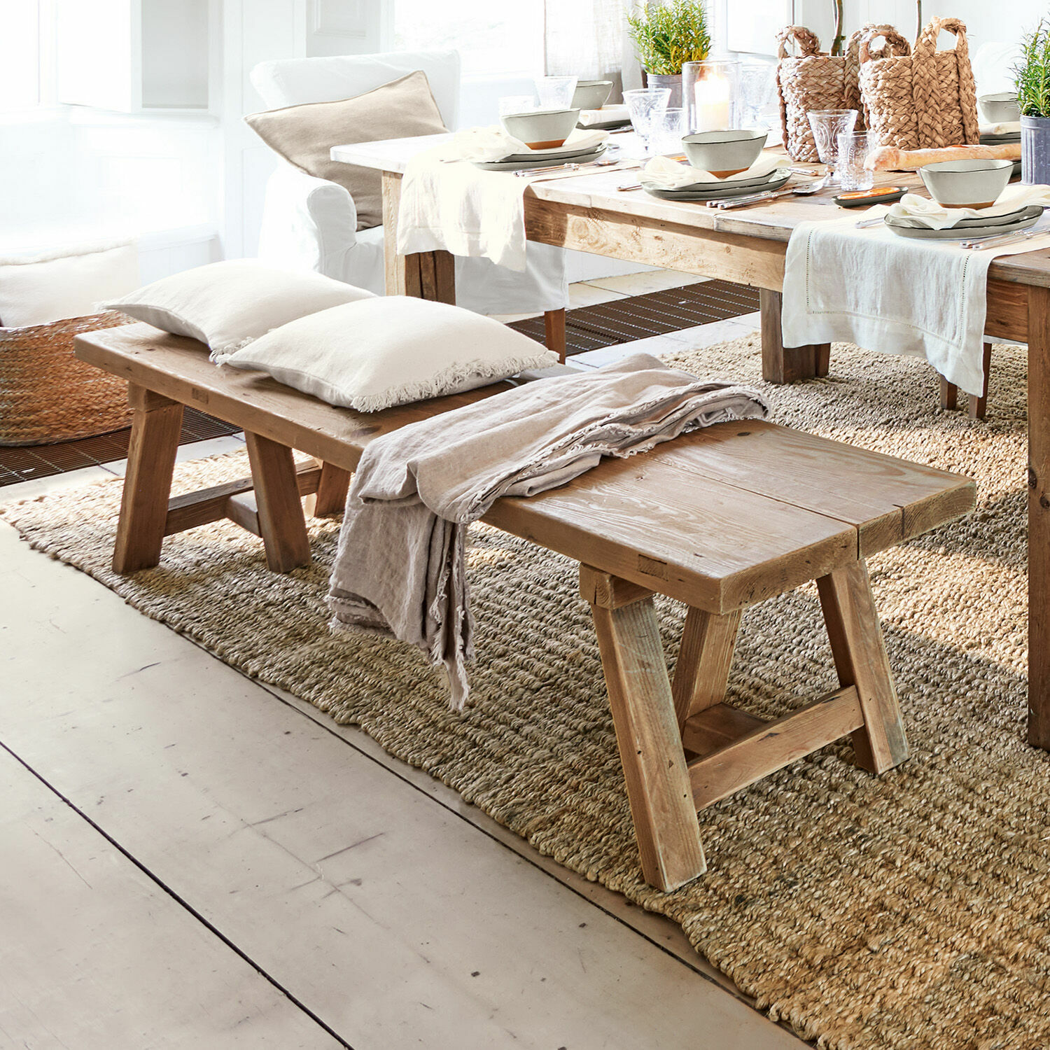 Bank Amherst Houten bank in natuurlijke kleur met kussens en deken op vloerkleed in lichte woonkamer