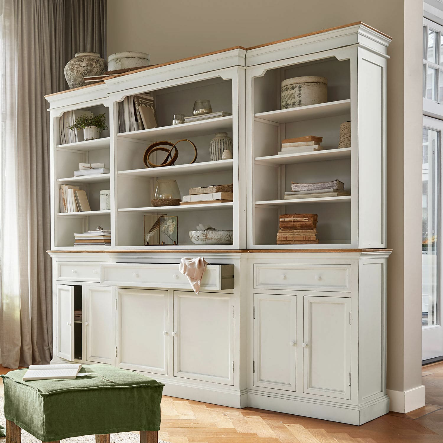 Kast Highcliffe Witte houten vitrinekast met planken en lades in vintage stijl voor woonkamer